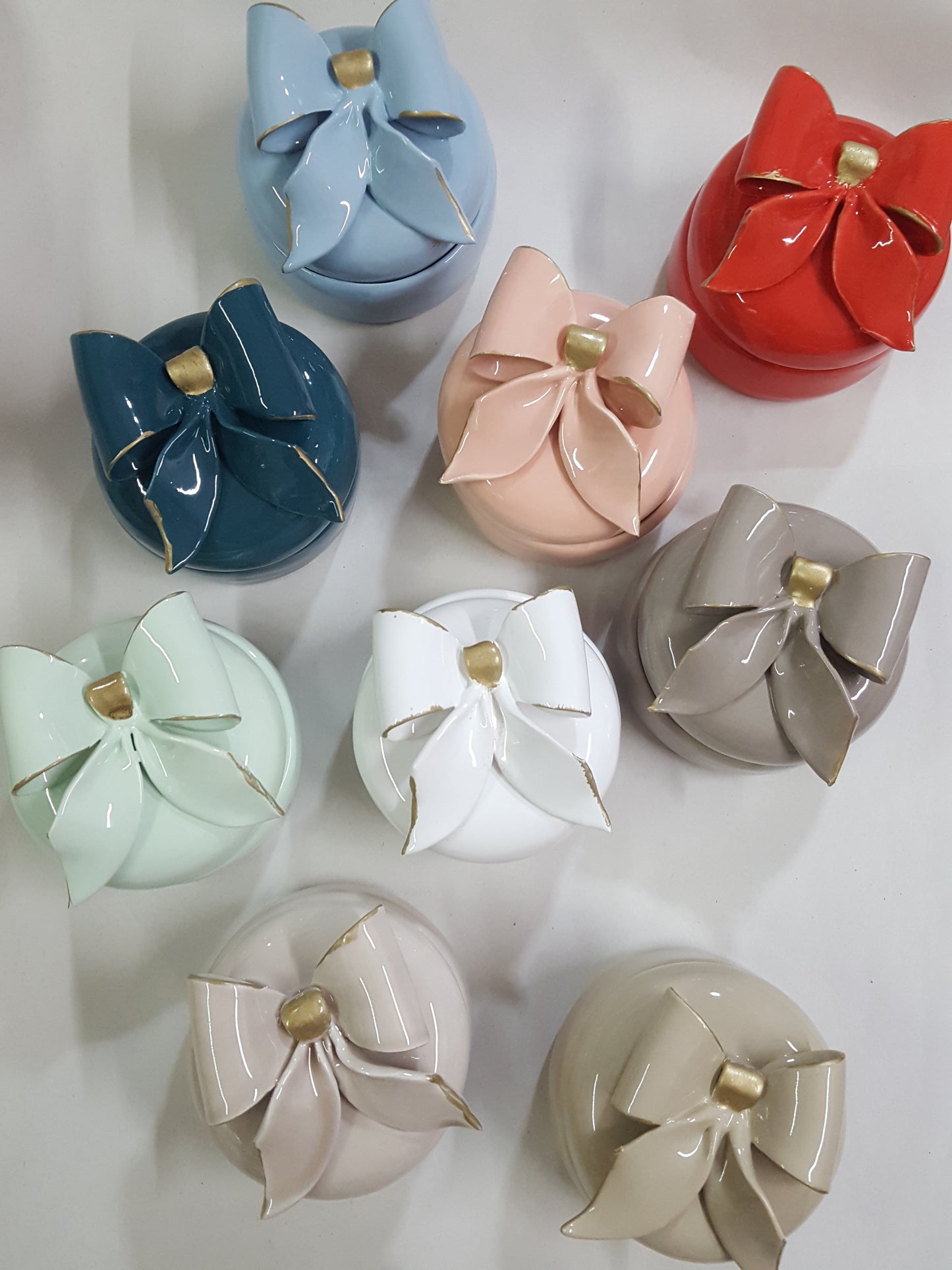 Cofanetto con fiocco in ceramica