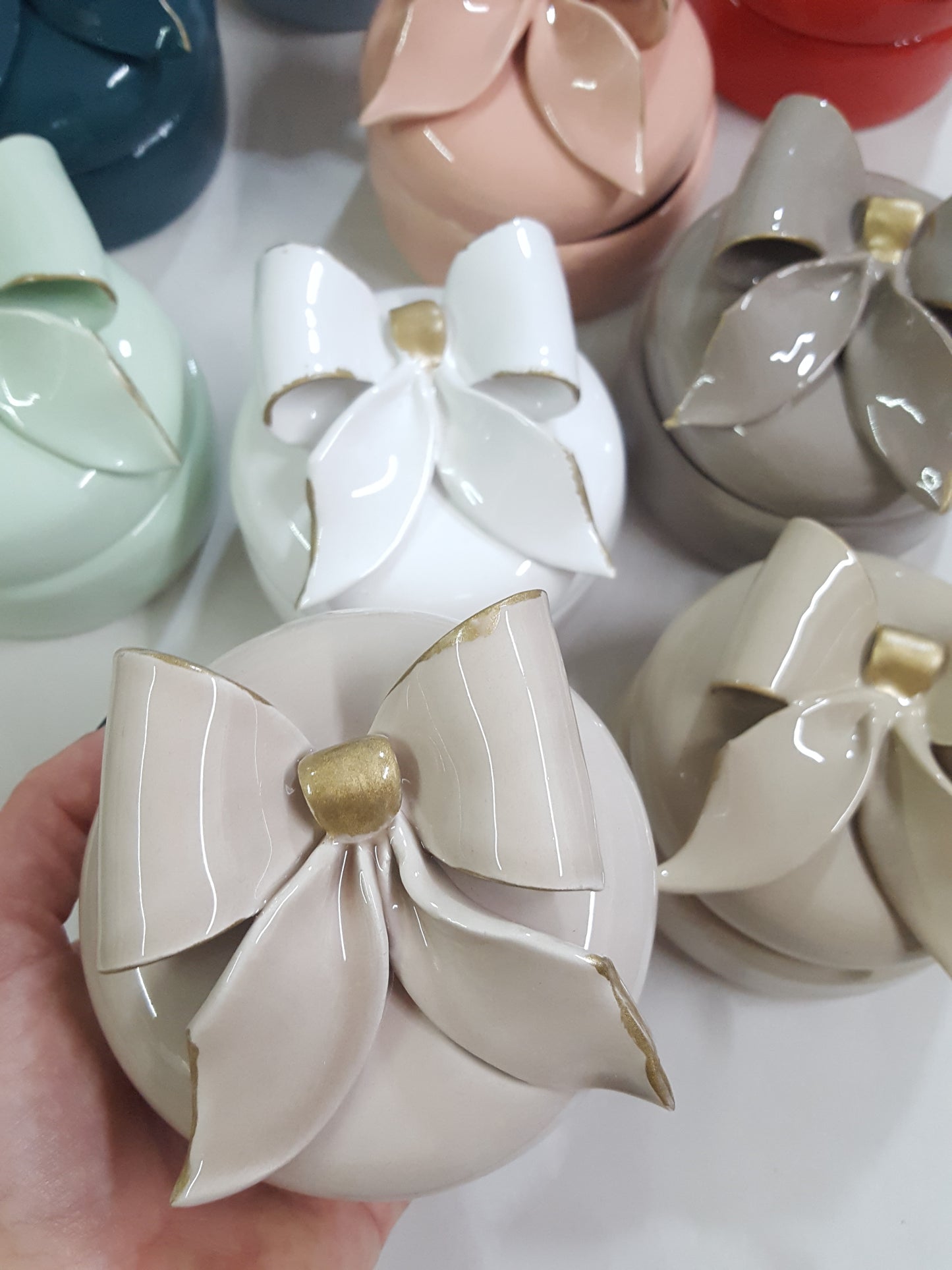 Cofanetto con fiocco in ceramica