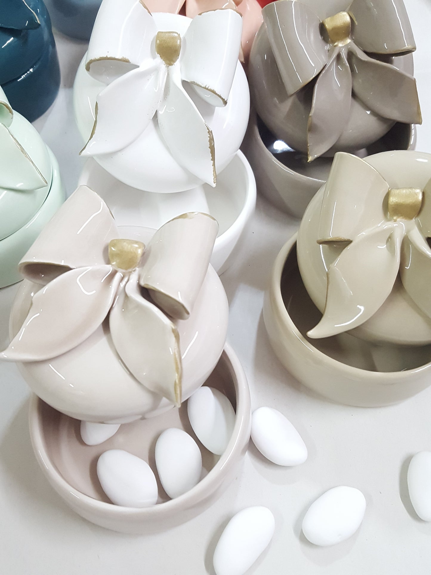 Cofanetto con fiocco in ceramica