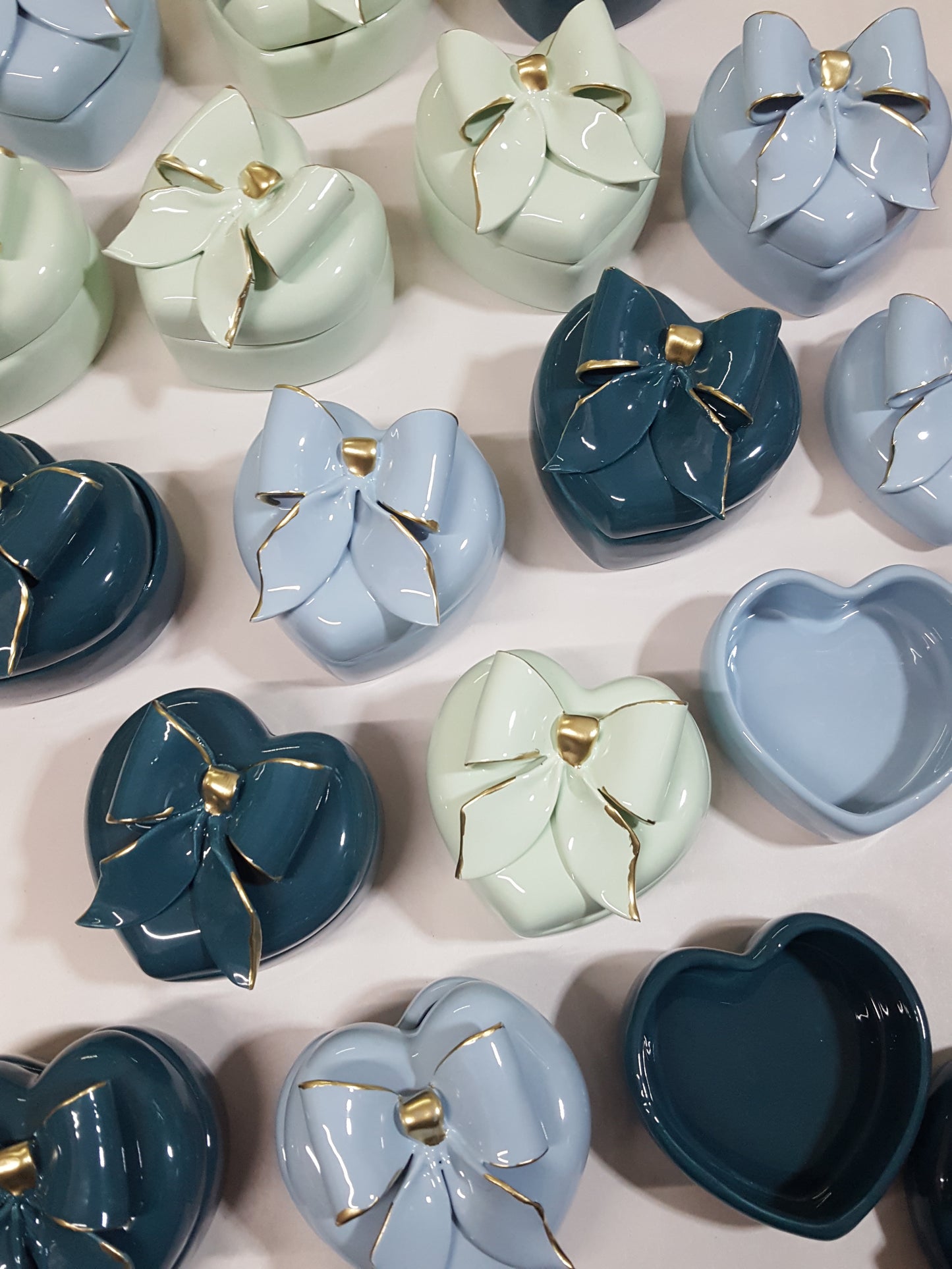 Cofanetto con fiocco in ceramica