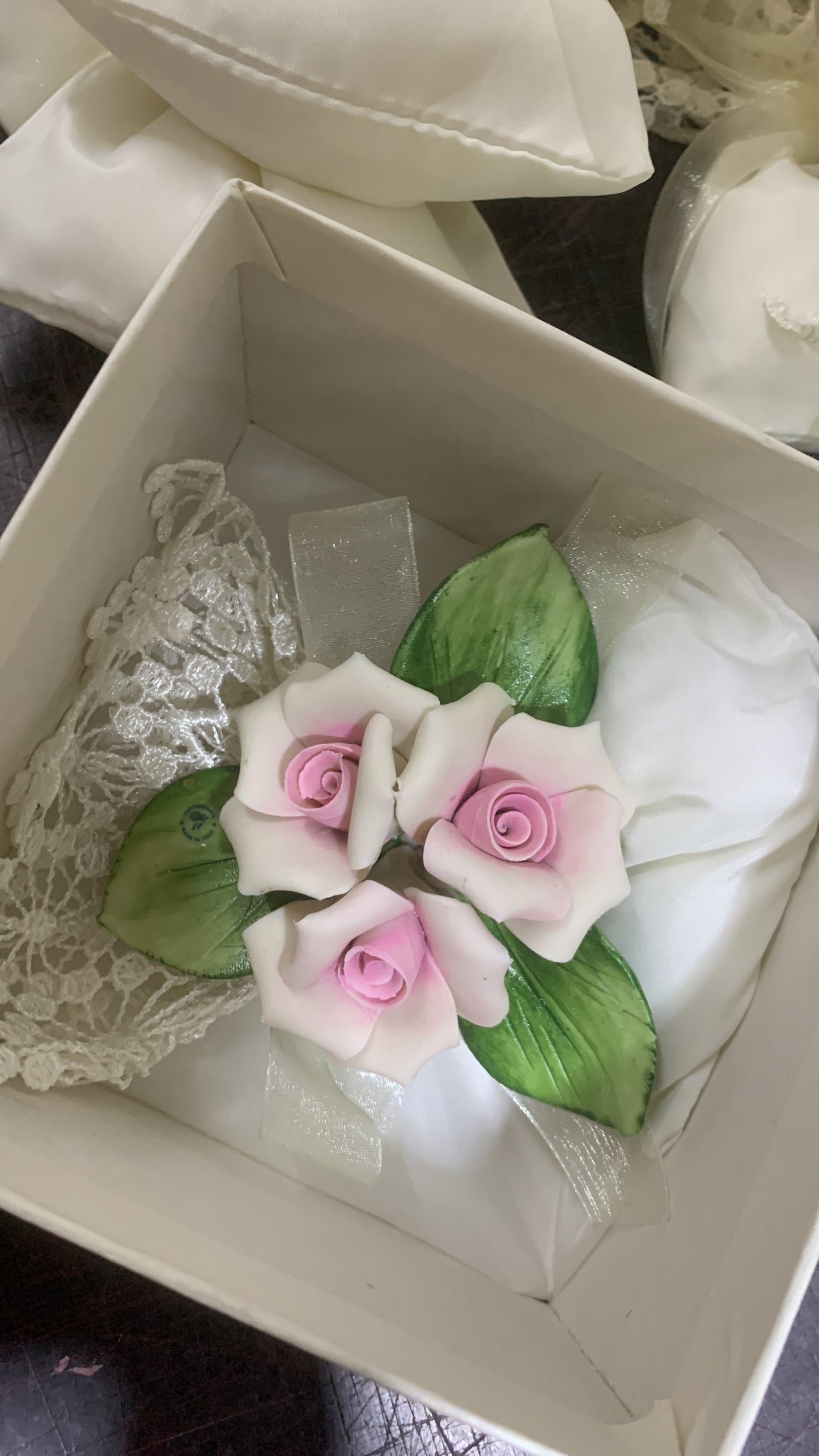Composizione rose rosa in porcellana di Capodimonte
