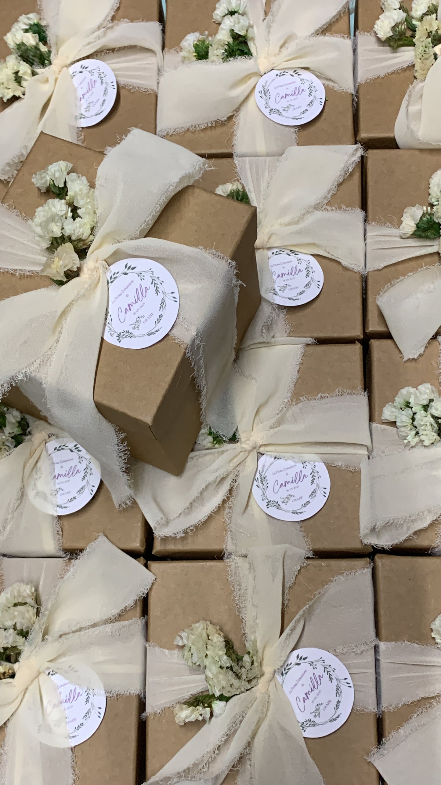 Solo confezione con scatola confetti nastri chiffon fiori secchi e bigliettino