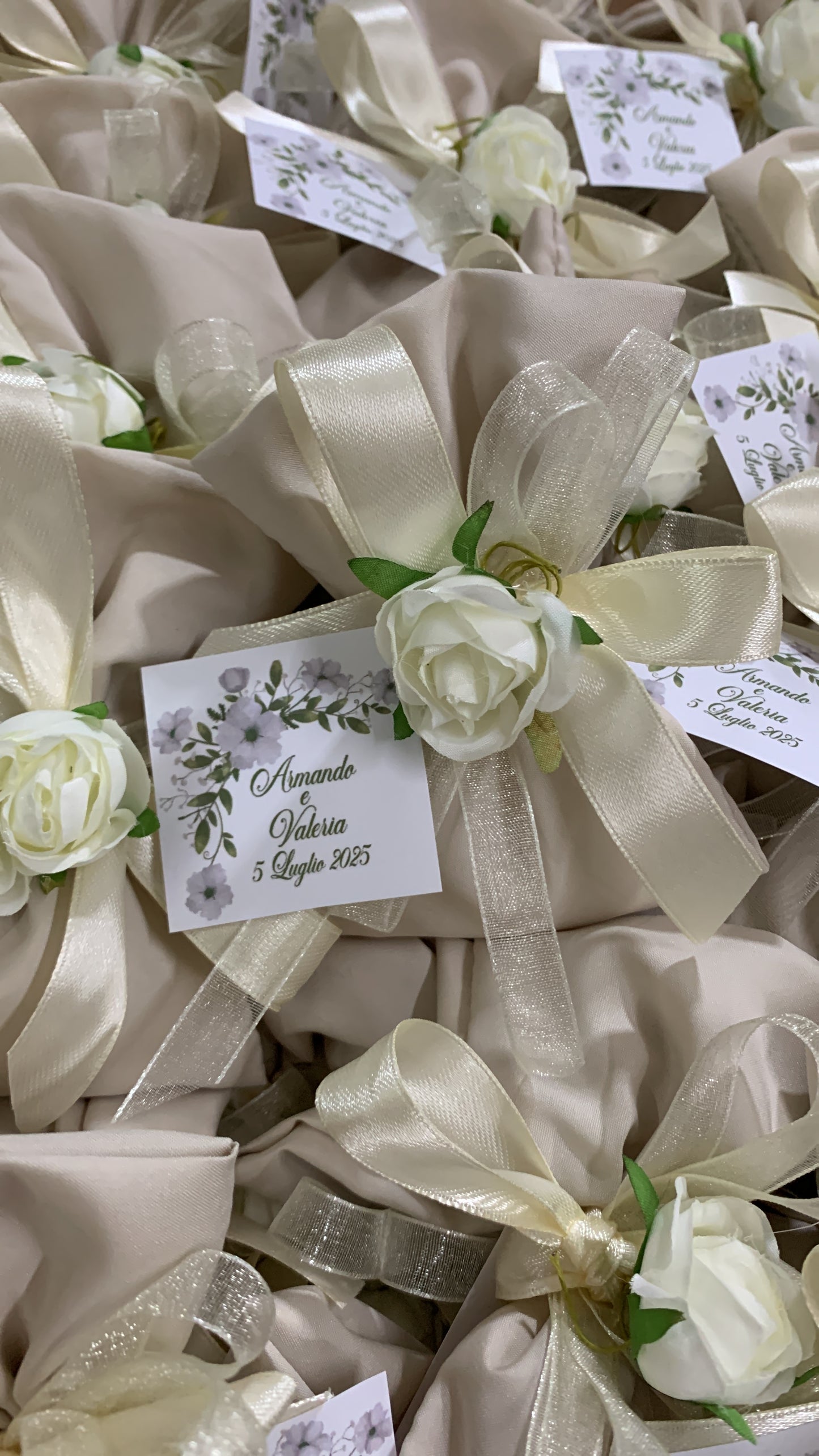 Sacchetto seta semplice ed elegante confezionato con confetti