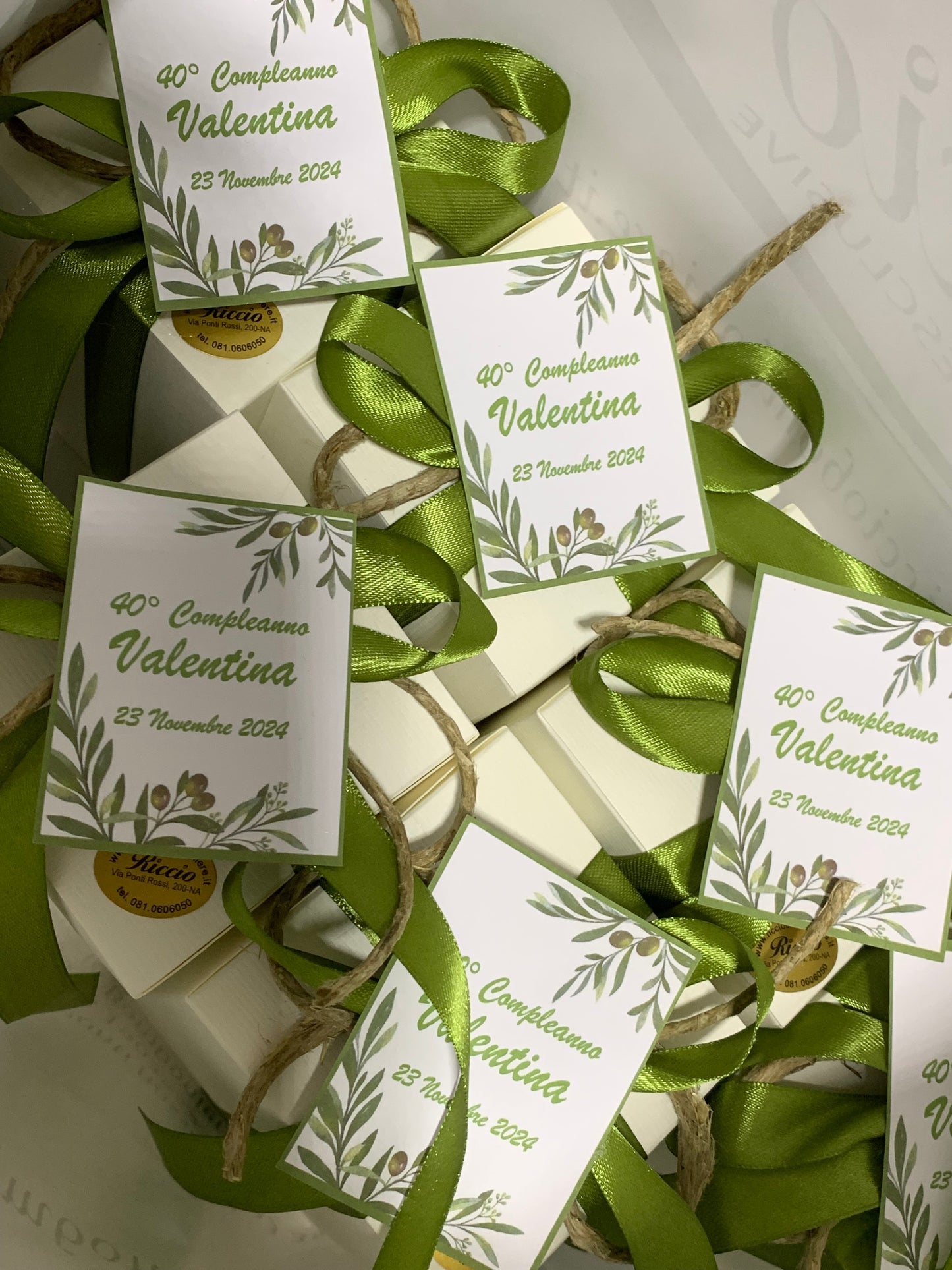 Olio speziato in bottiglia di ceramica confezionato