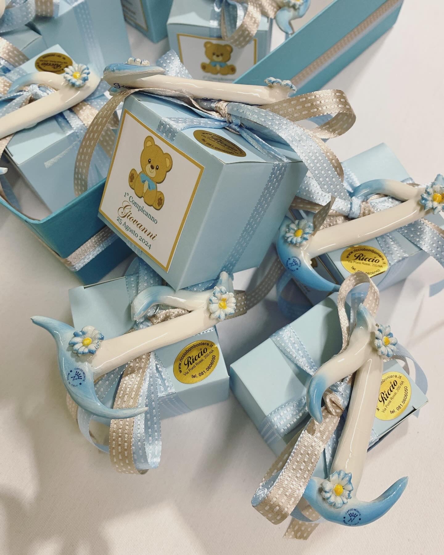 Numero uno artigianale in ceramica di Capodimonte