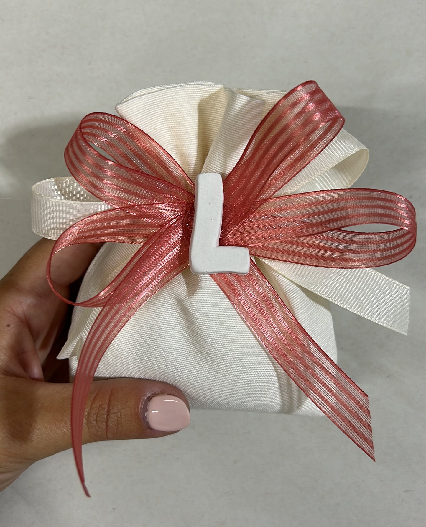 Sacchetto sartoriale con iniziale in gesso e rosario