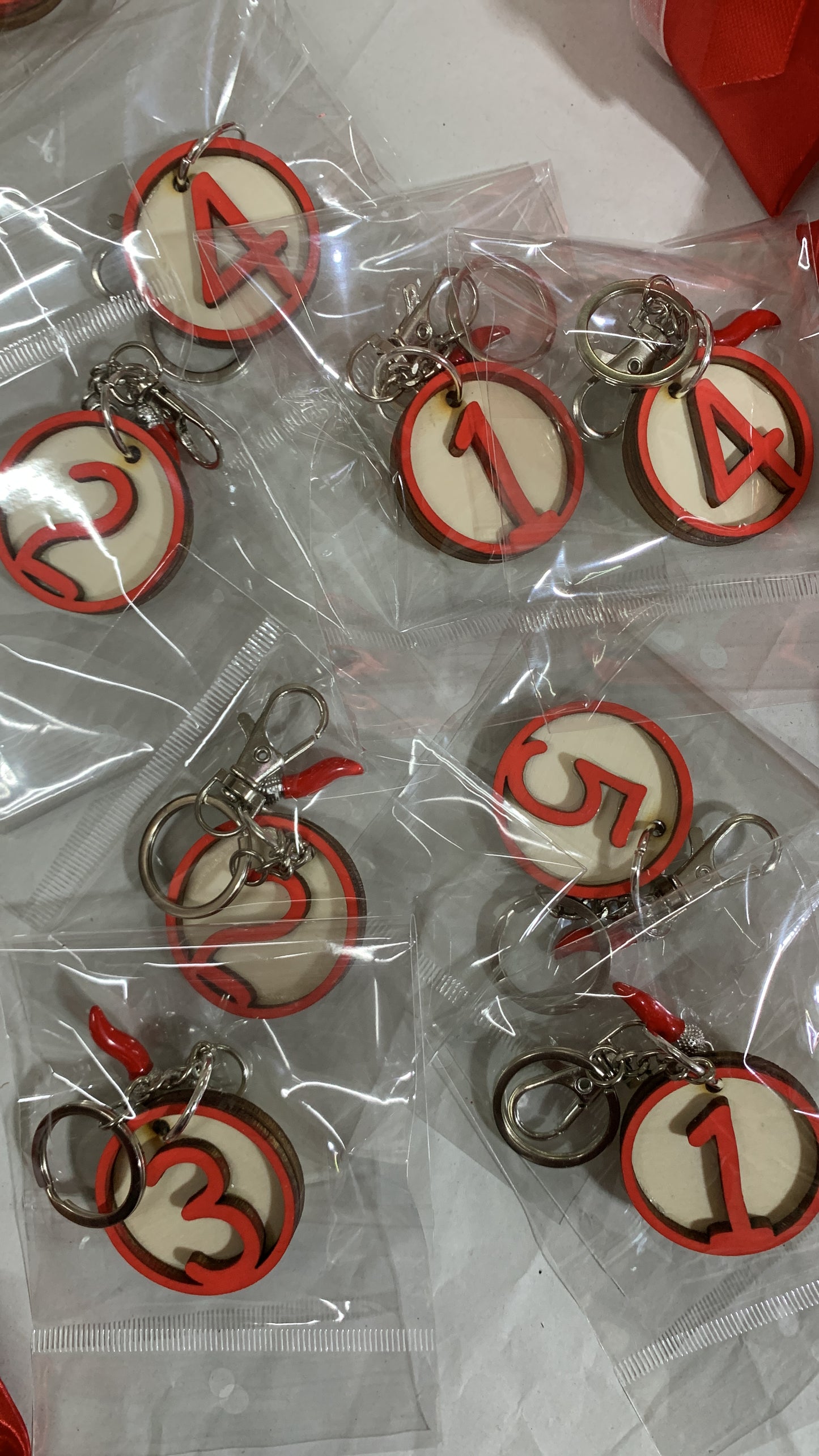 Portachiavi con numero tombola e cornetto