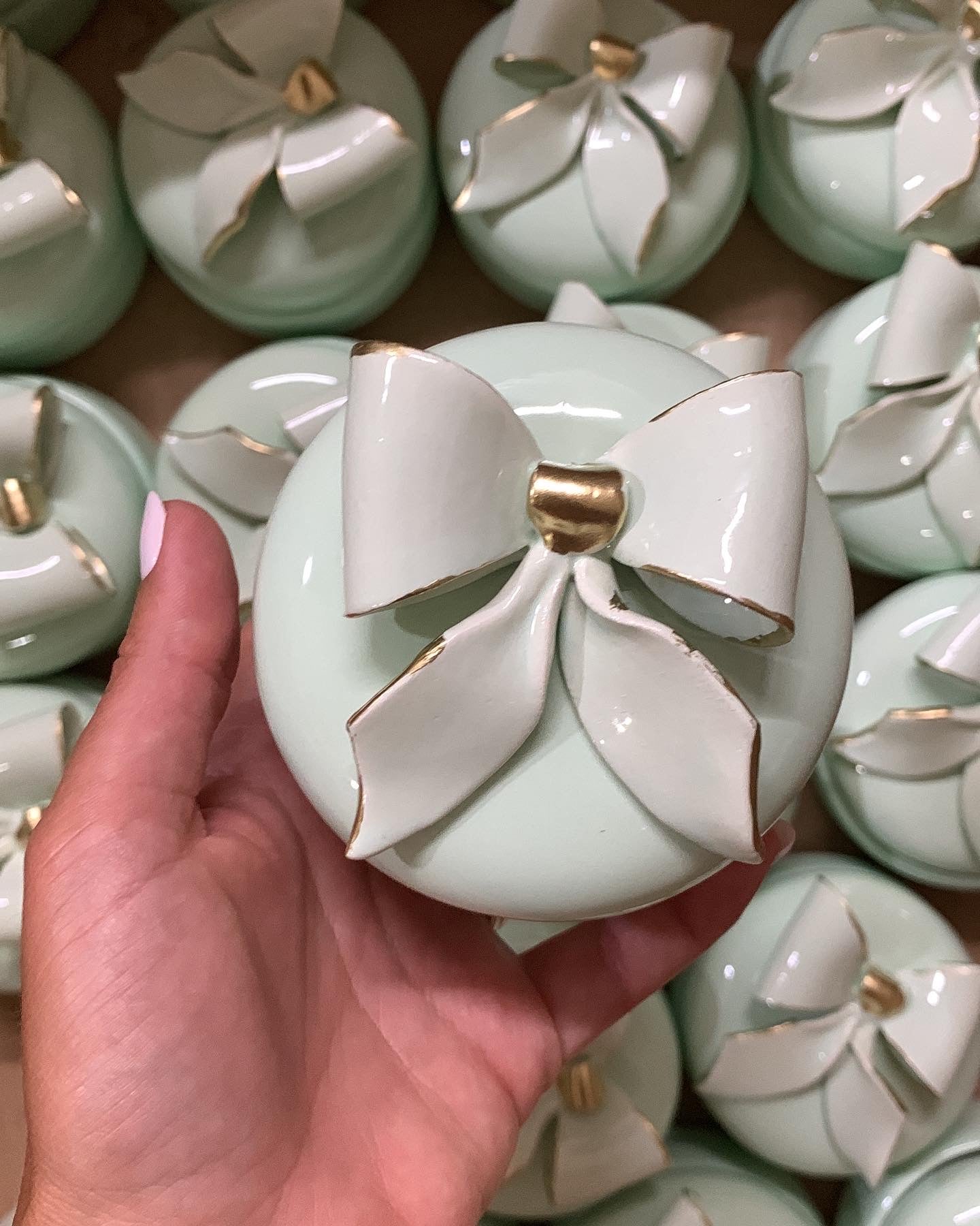 Cofanetto in ceramica con fiocco bordo oro