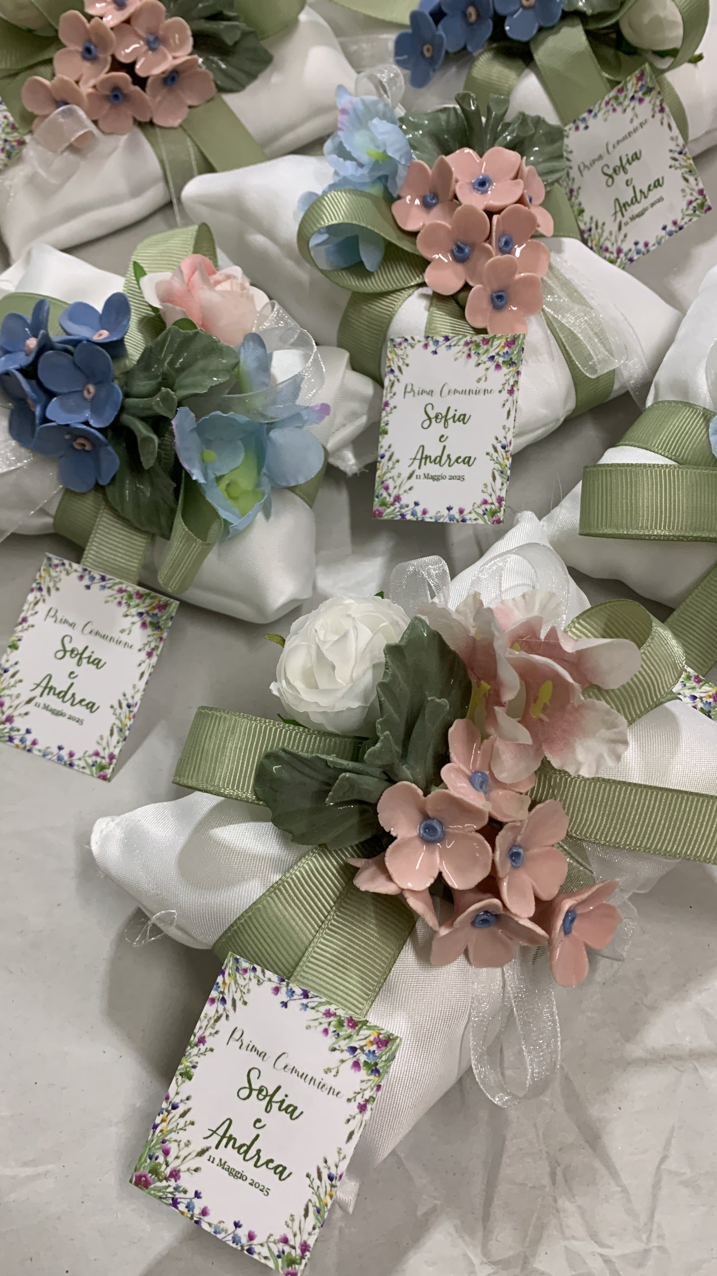 Fiori ceramica ricchi con fiori artificiali confezionati