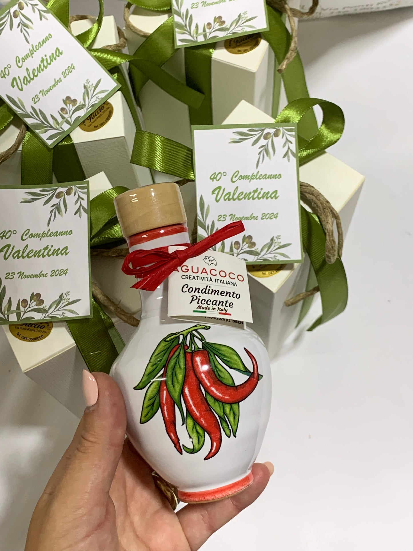 Olio speziato in bottiglia di ceramica confezionato