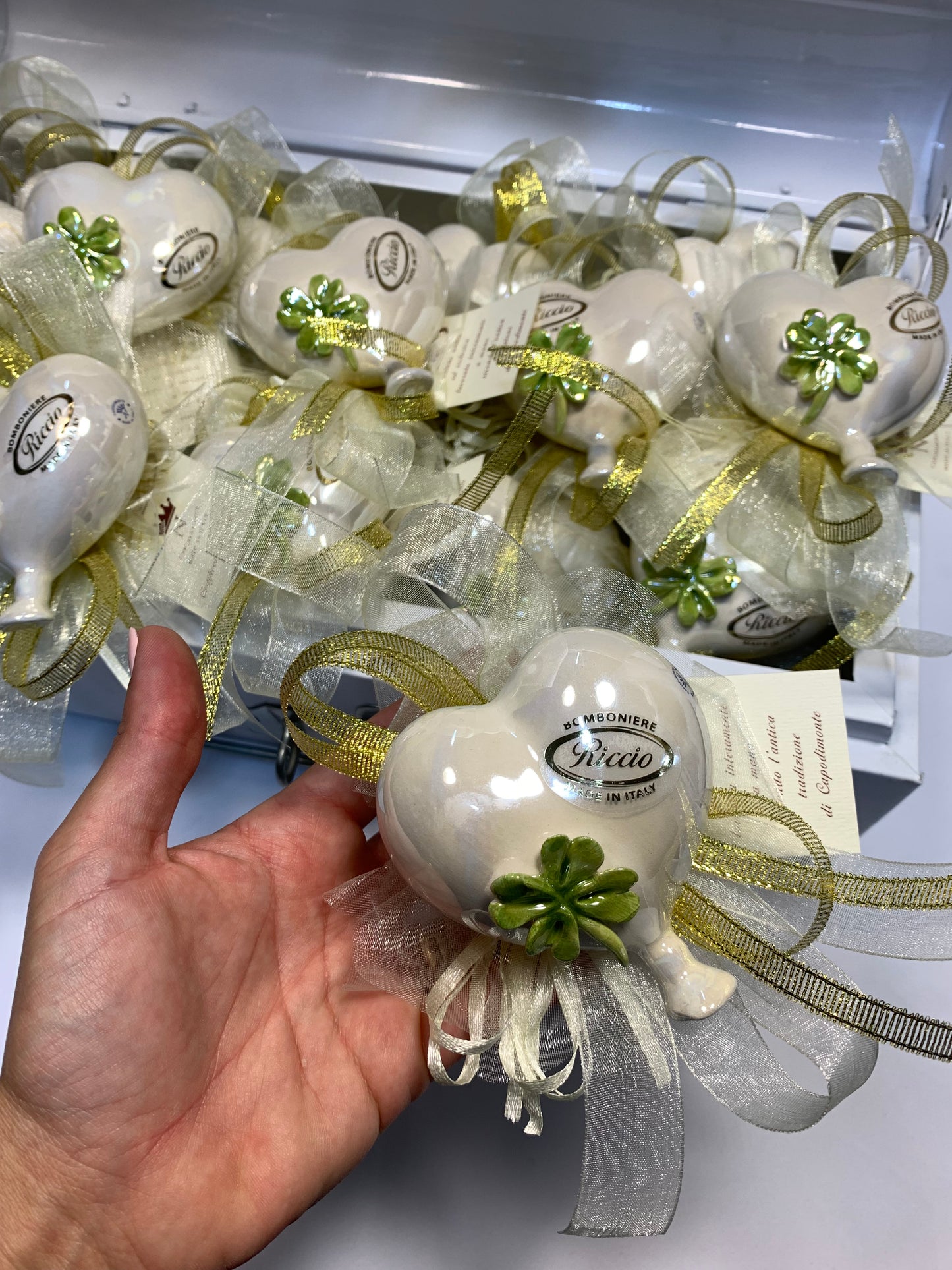 Cuore palloncino in ceramica con quadrifoglio confezionato con confetti