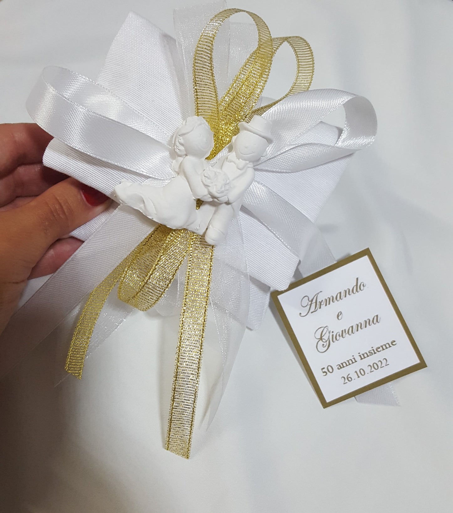 pochette con sposini nastro oro per anniversario di matrimonio