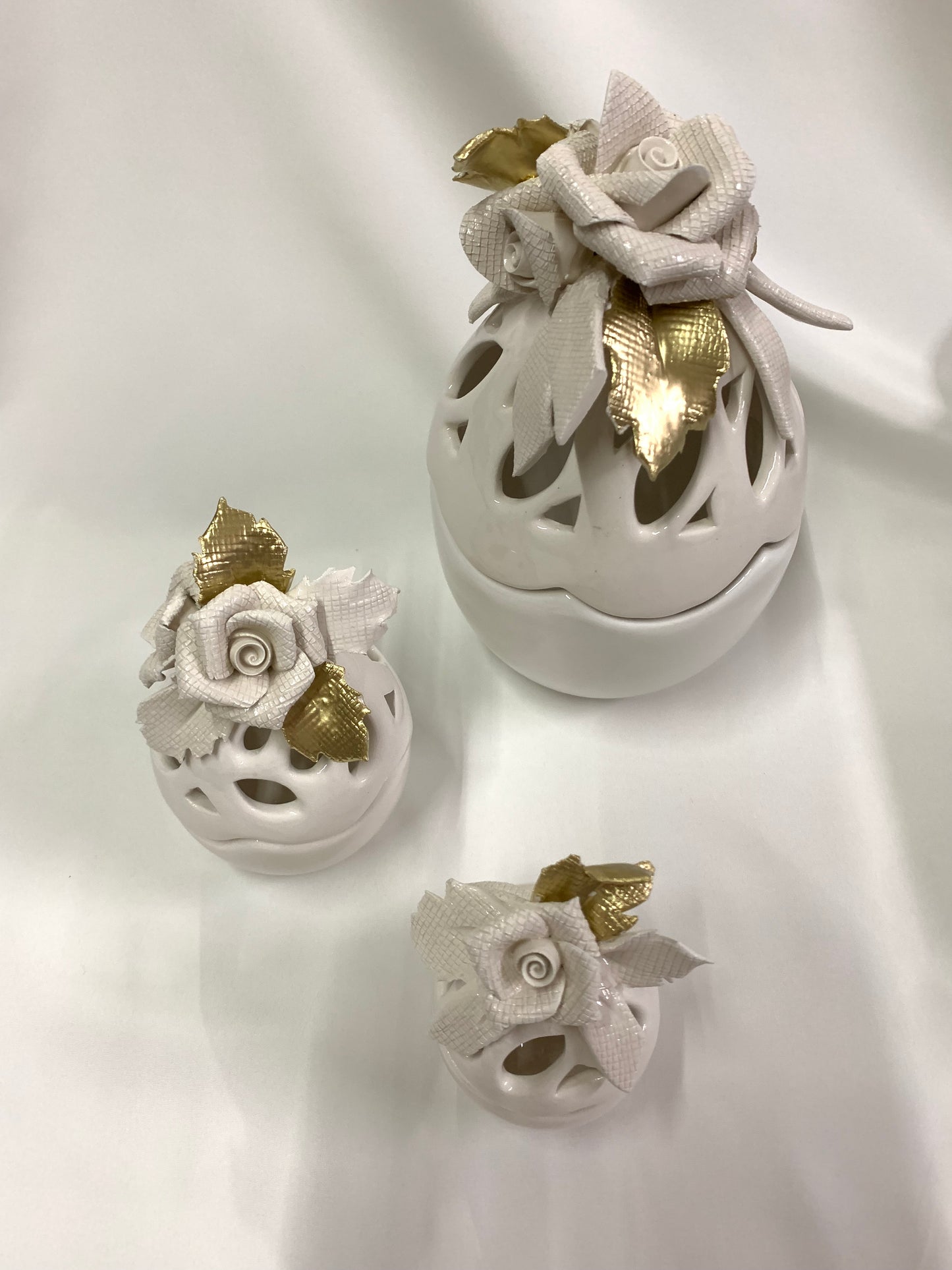 Uova Pasqua tre misure bianche e oro