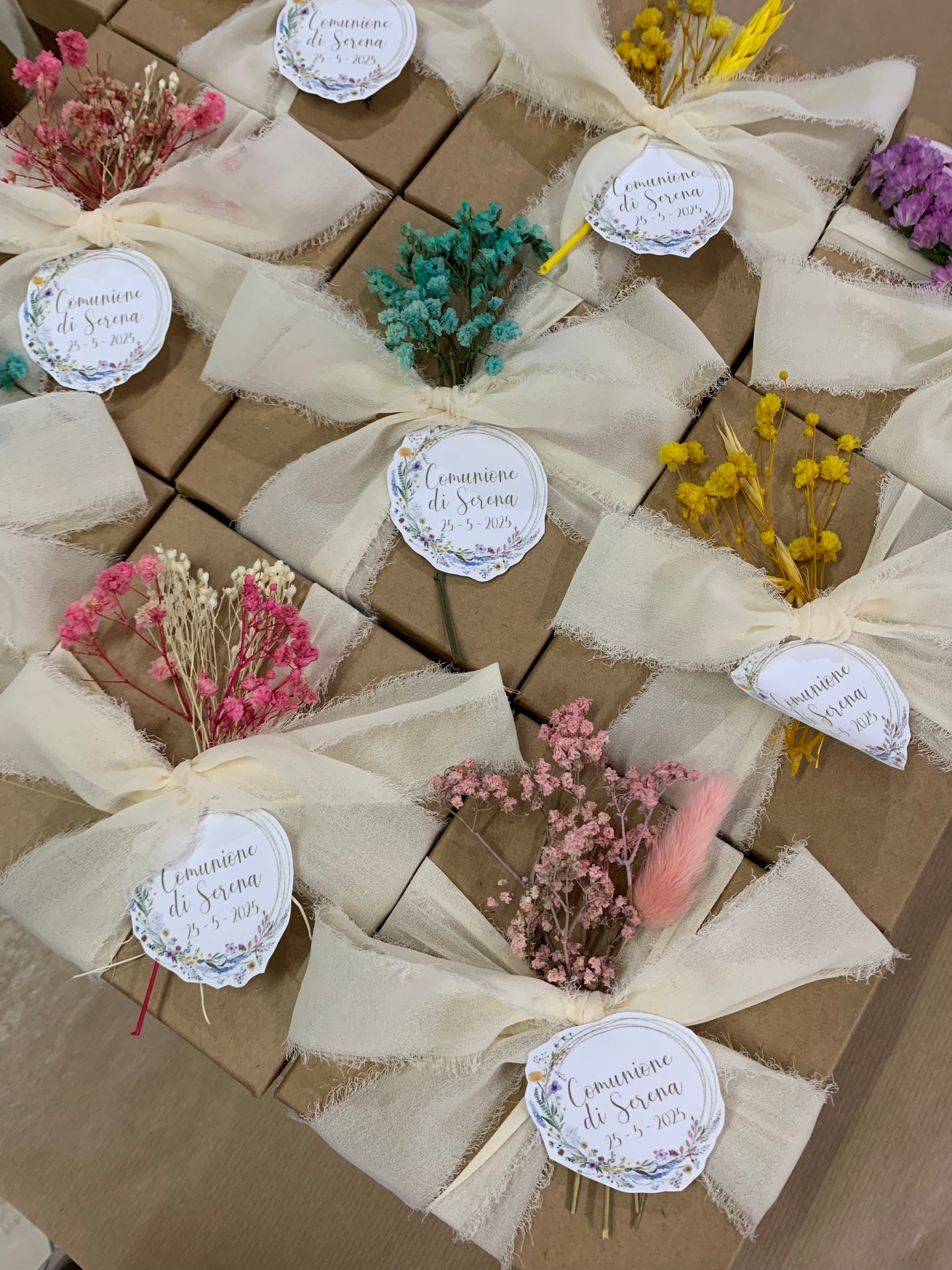 Candela in cera di soia finemente confezionata rustica con fiori secchi