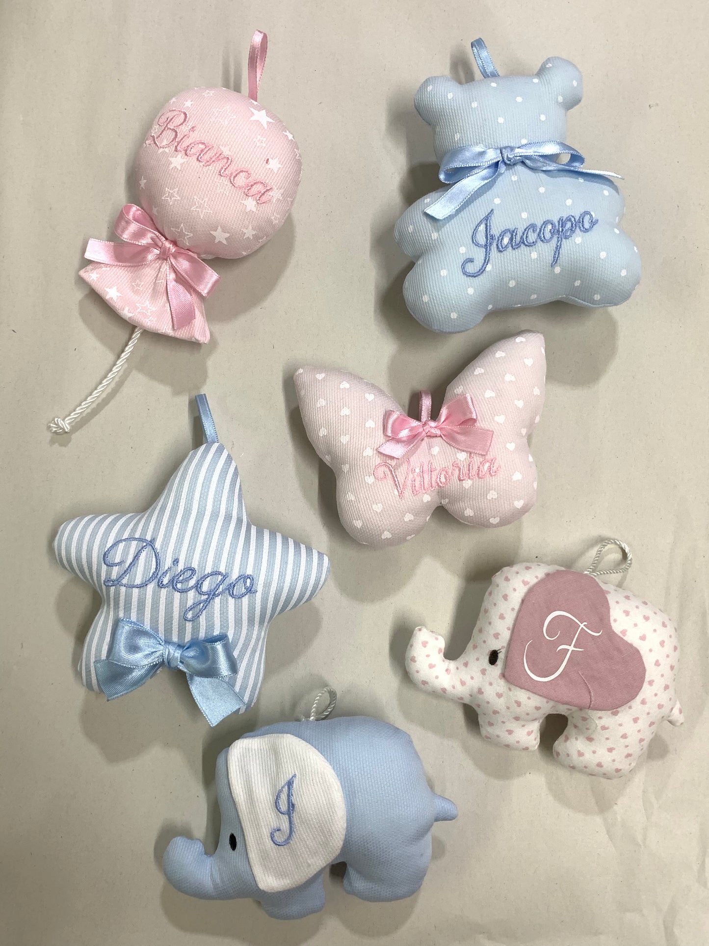 Bomboniere sartoriali con nome ricamato