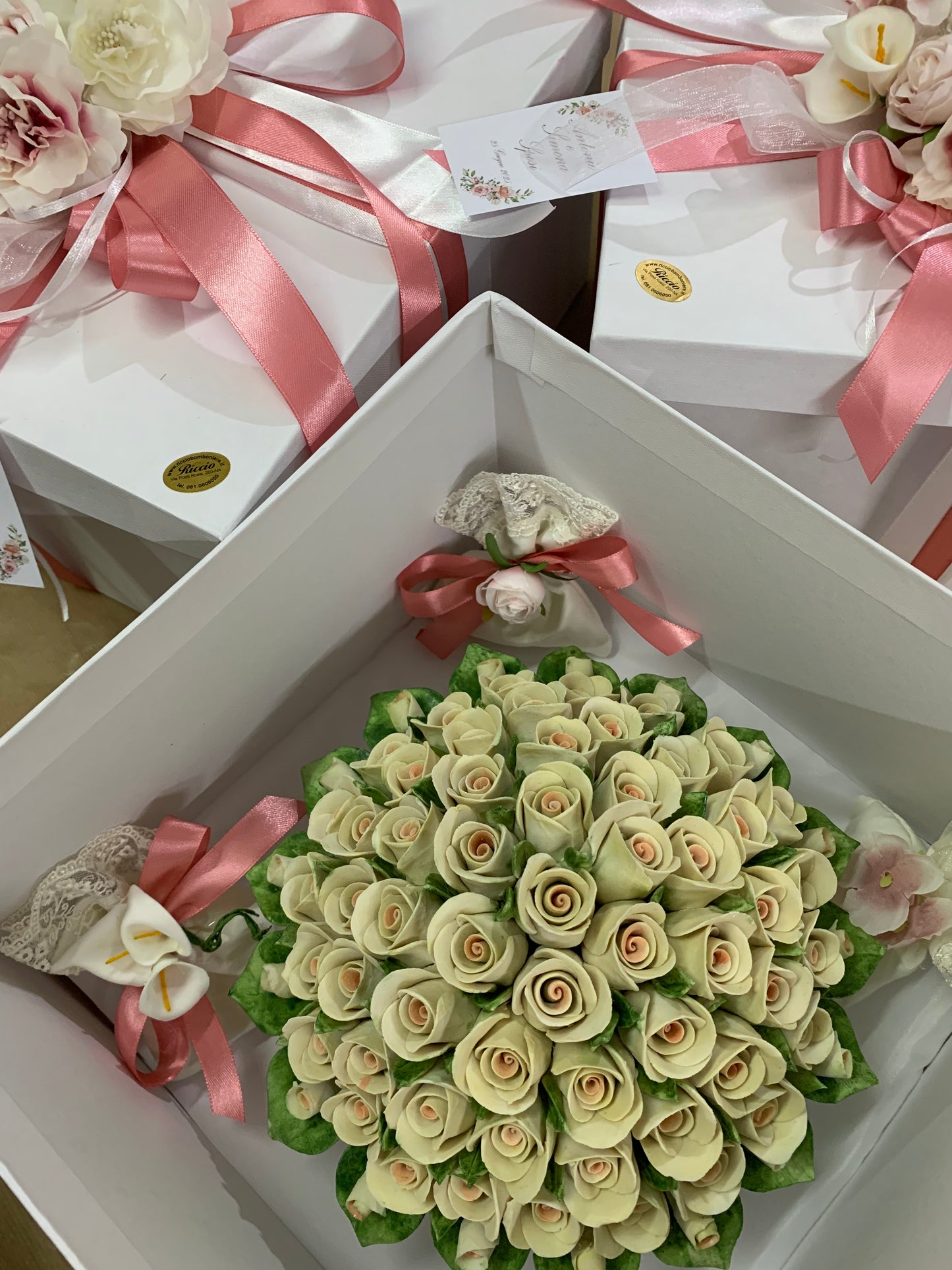 Centrotavola grande con boccioli di rose in porcellana di Capodimonte