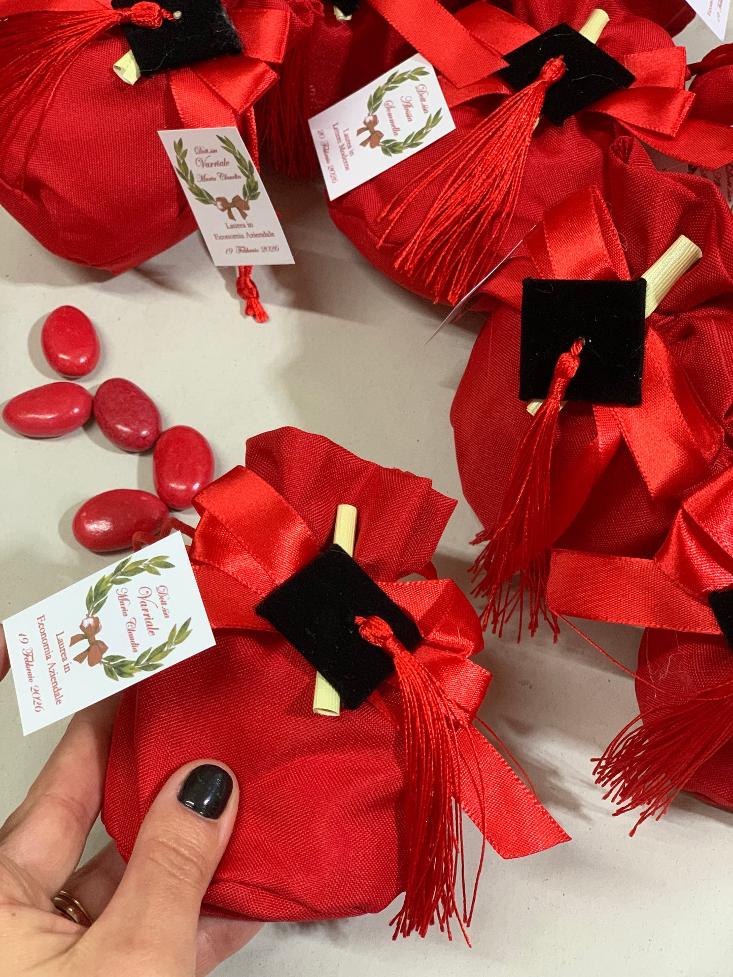 Sacchetto rosso laurea con tocco nero avanti