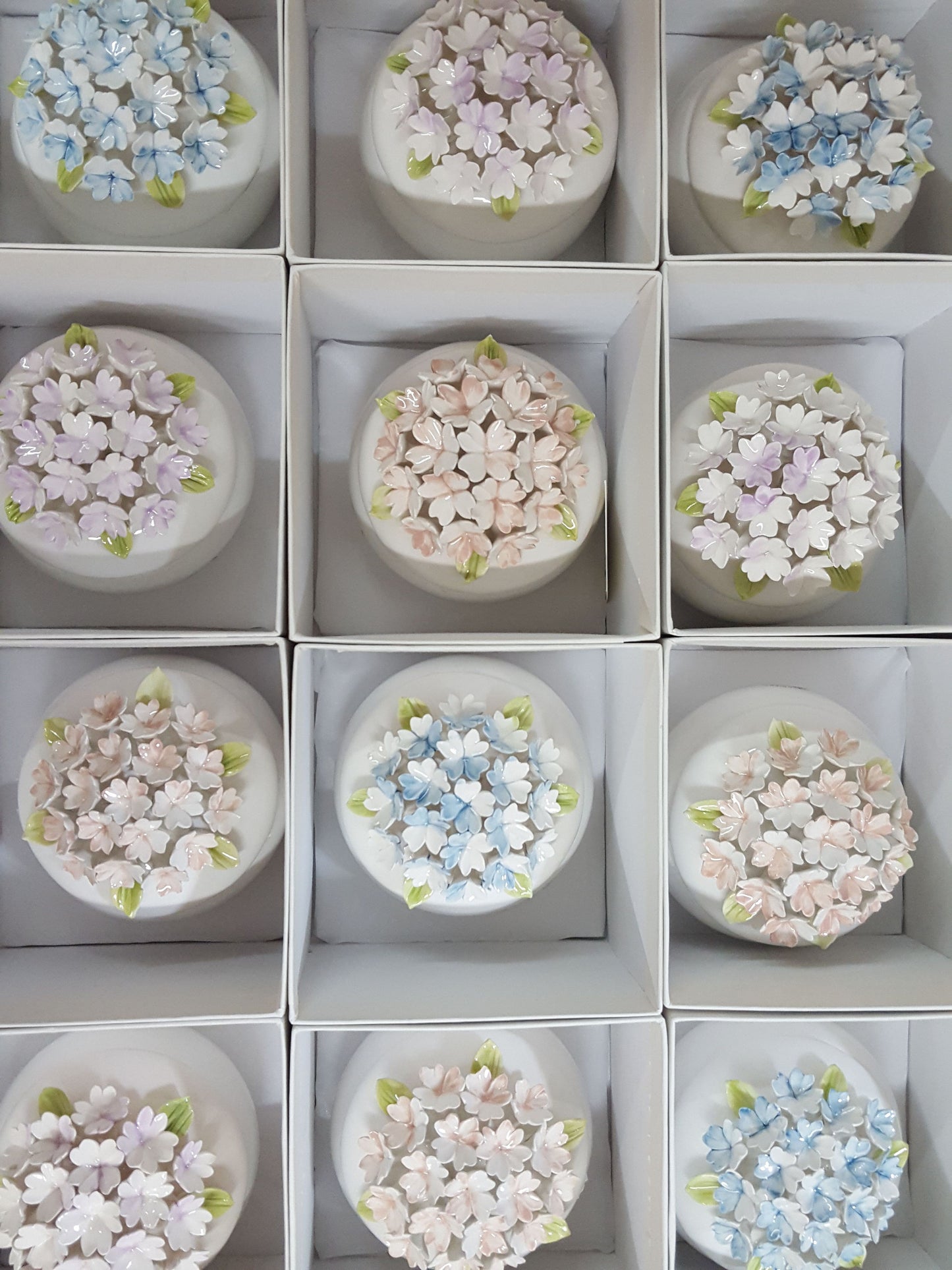 Cofanetto in ceramica con ortensie