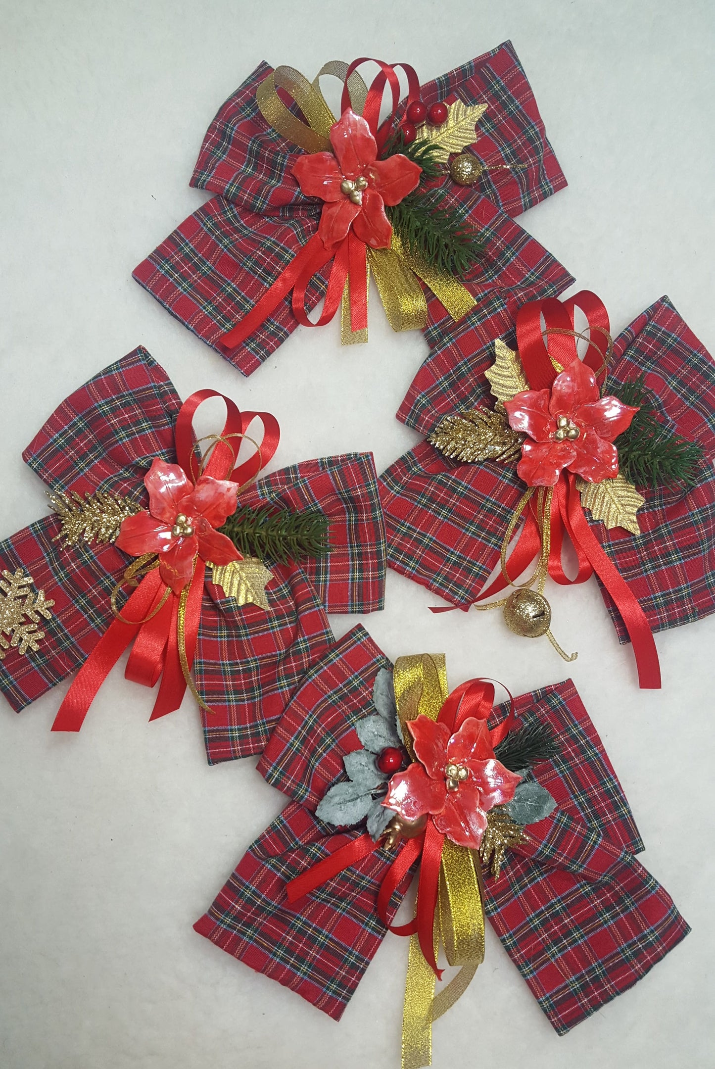 Fiocco 20cm scozzese con stella in ceramica rossa