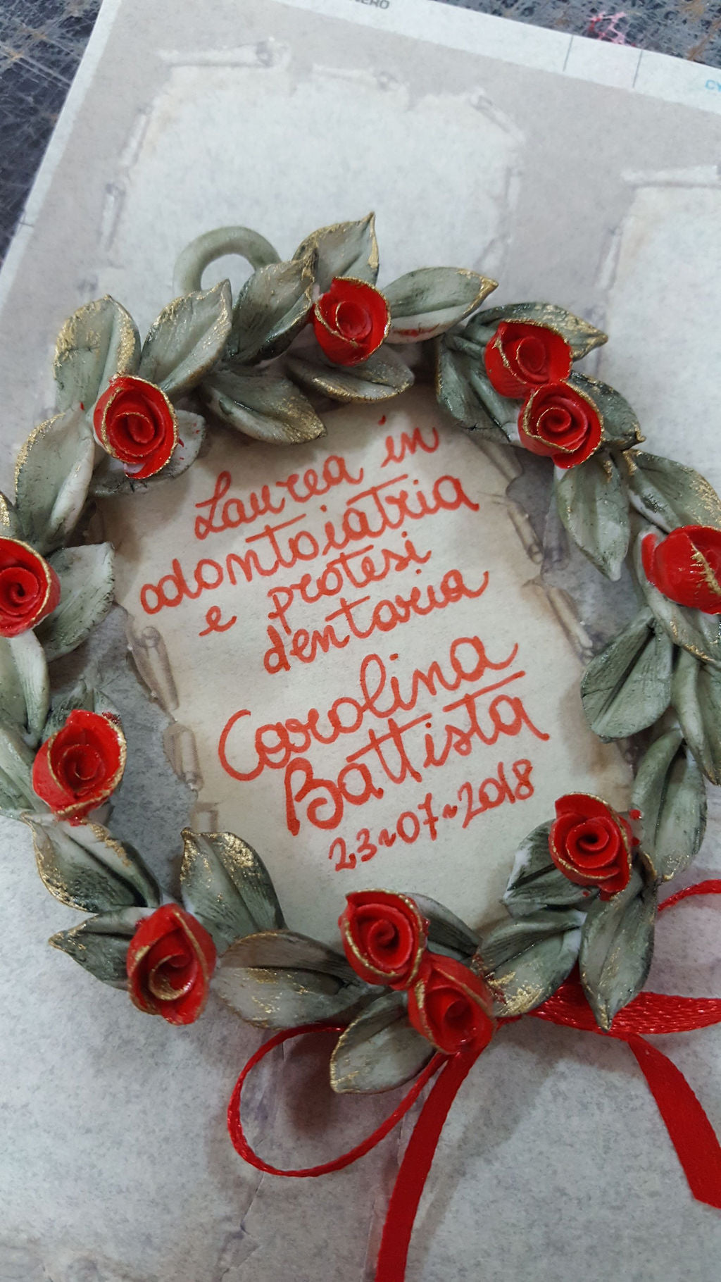 Coroncina alloro con rose in porcellana confezionata in astuccio velluto