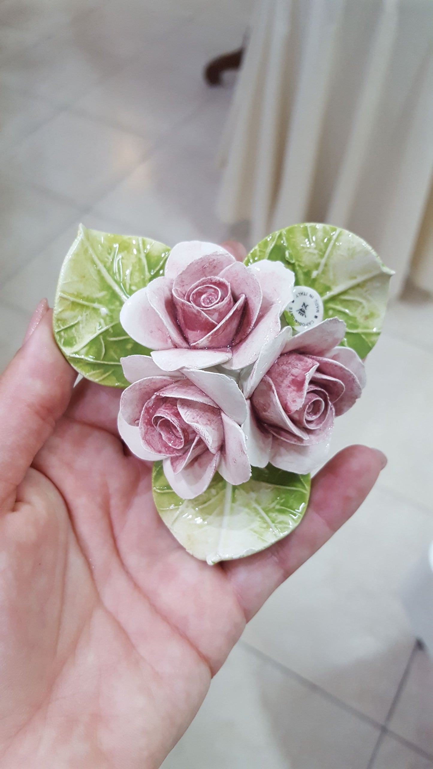 Gruppo di rose su pochette pizzo