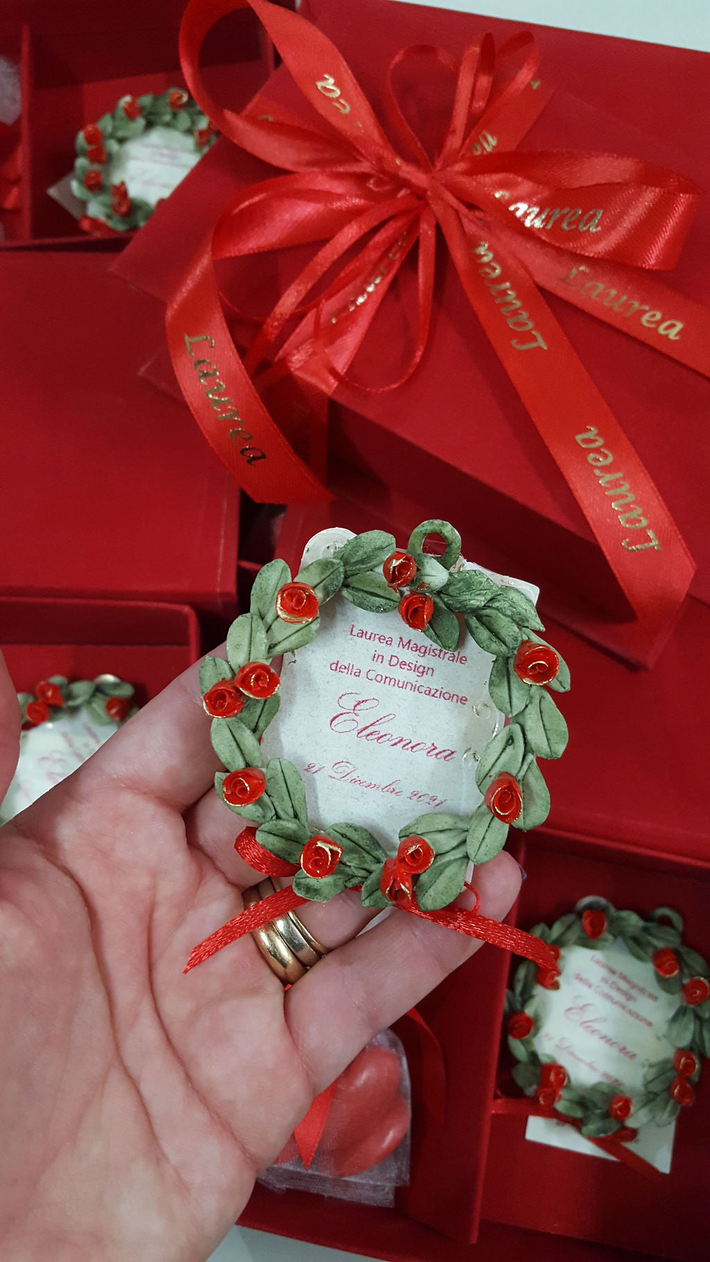 Coroncina alloro con rose in porcellana confezionata in astuccio velluto