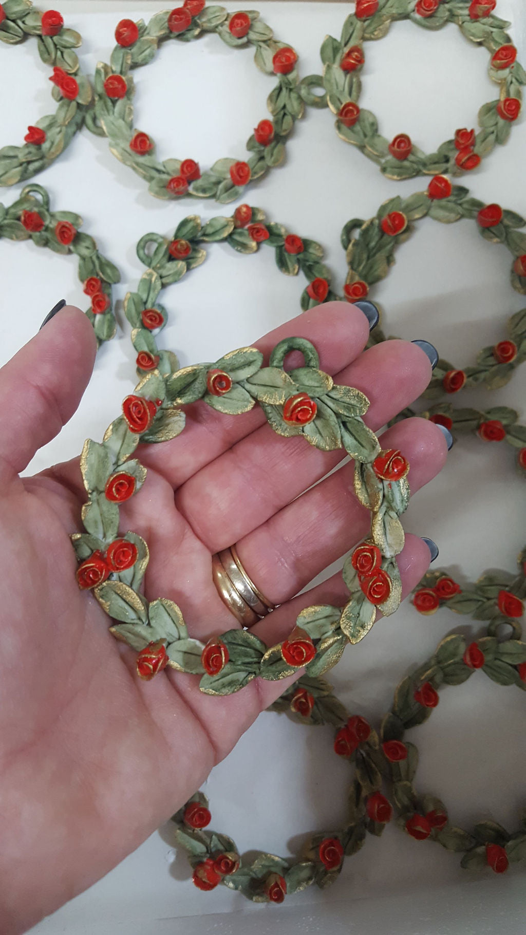 Coroncina alloro con rose in porcellana confezionata in astuccio velluto