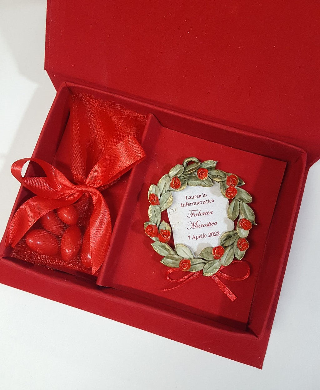 Coroncina alloro con rose in porcellana confezionata in astuccio velluto