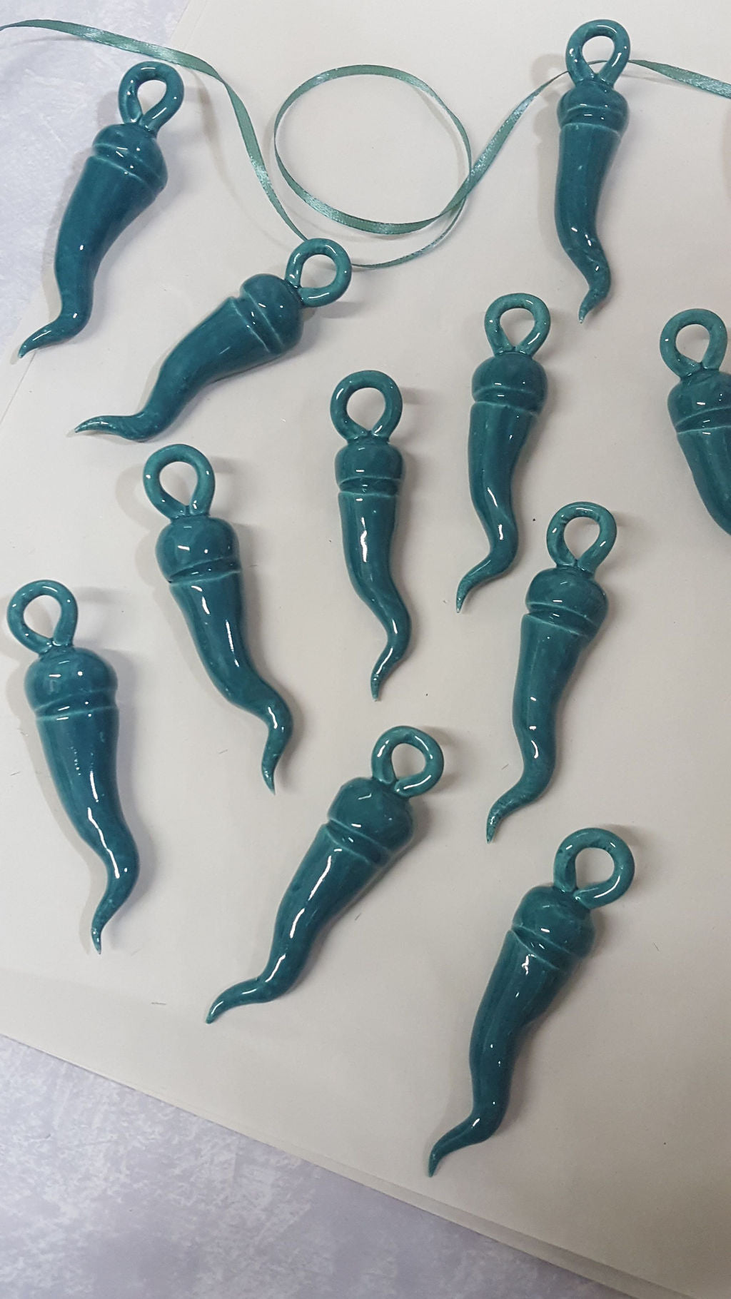 Corno piccolo in ceramica con gancio