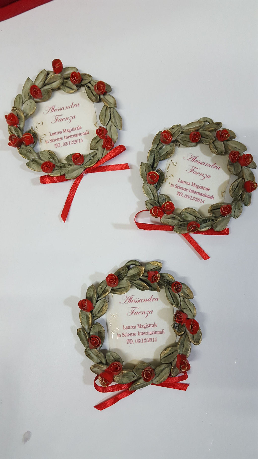 Coroncina alloro con rose in porcellana confezionata in astuccio velluto