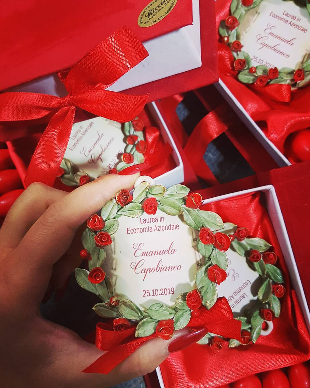 Coroncina alloro con rose in porcellana confezionata in astuccio velluto