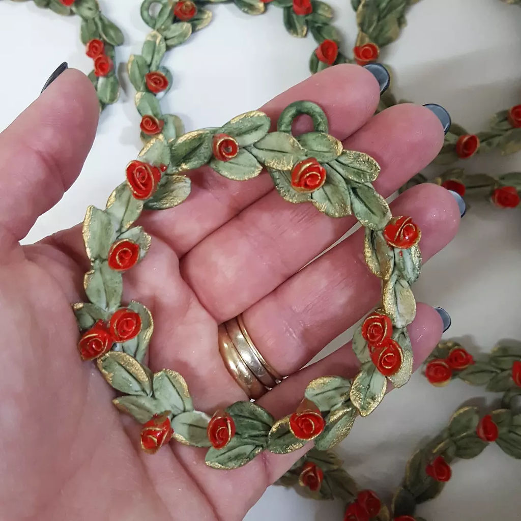 Coroncina alloro con rose in porcellana confezionata in astuccio velluto
