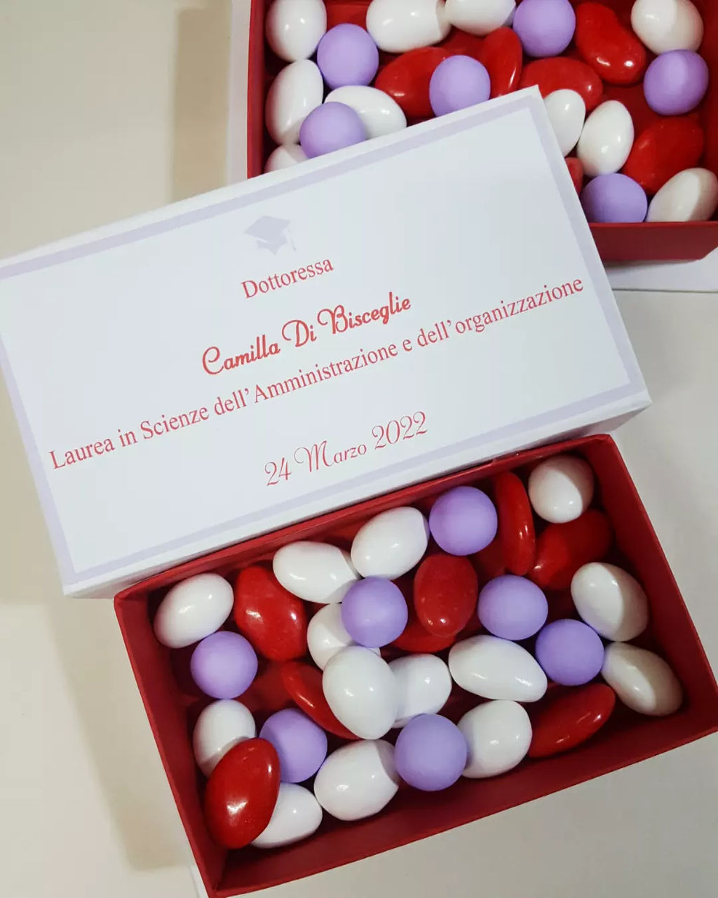 Scatola confettata con piuma