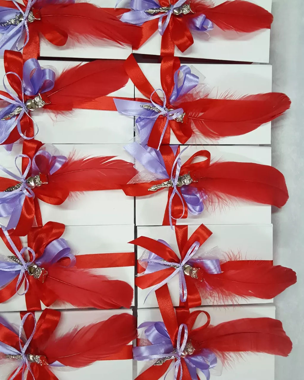 Scatola confettata con piuma