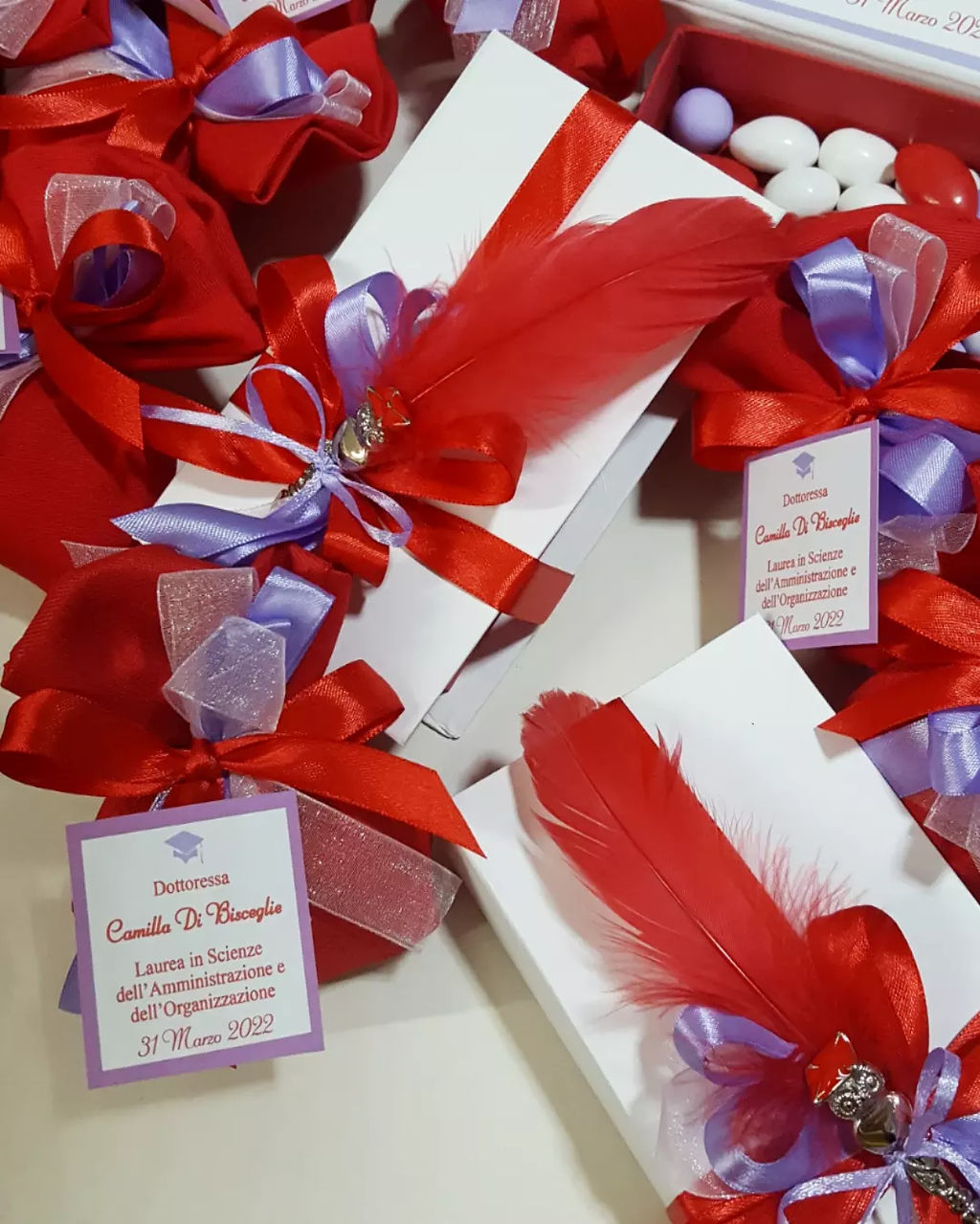 Scatola confettata con piuma