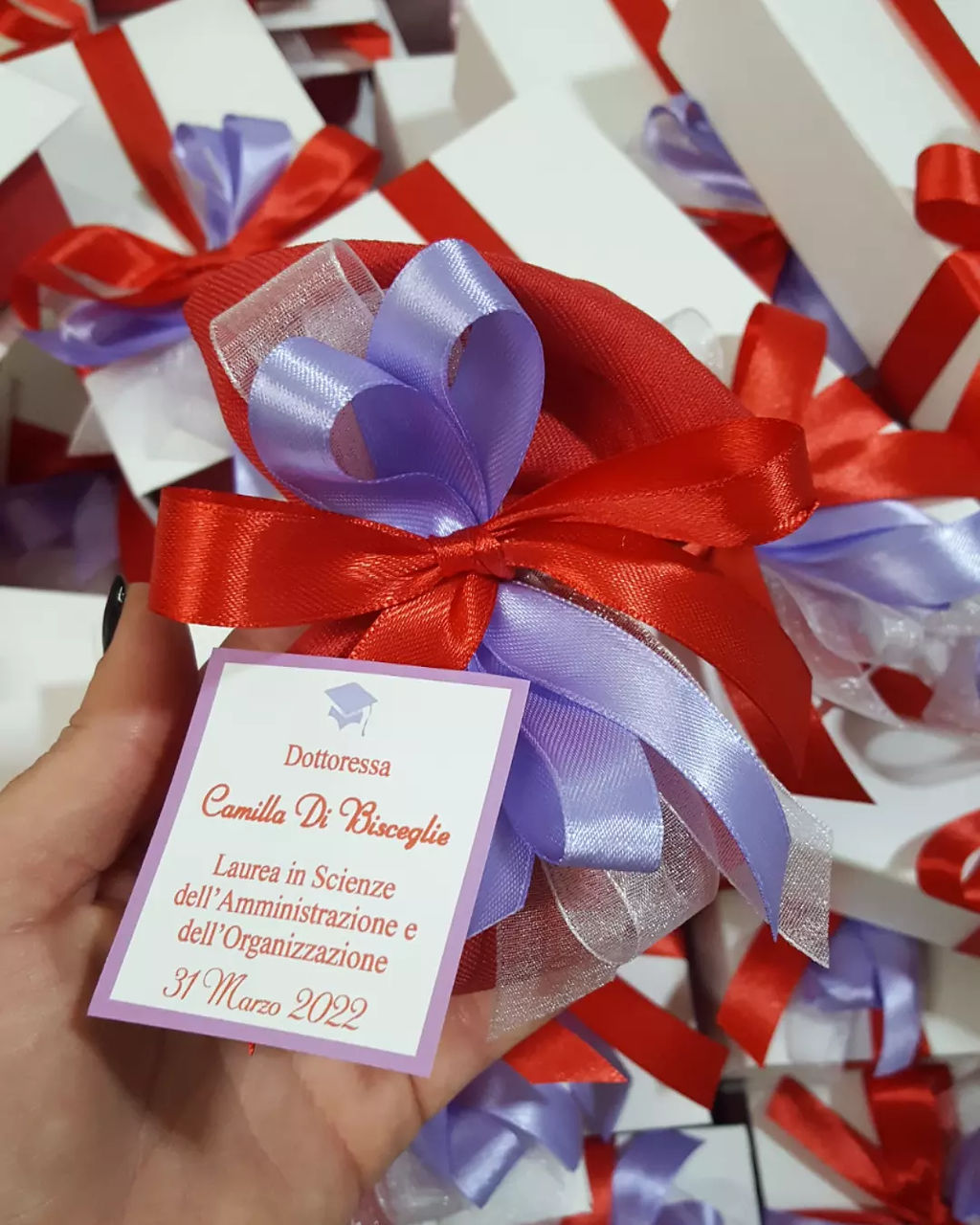 Scatola confettata con piuma