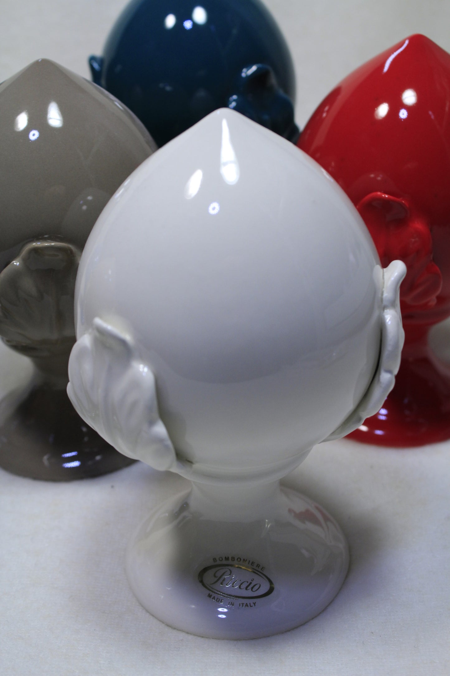 Pumo colorato in ceramica