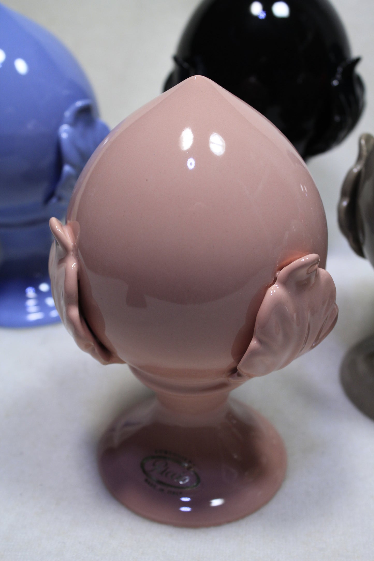 Pumo colorato in ceramica