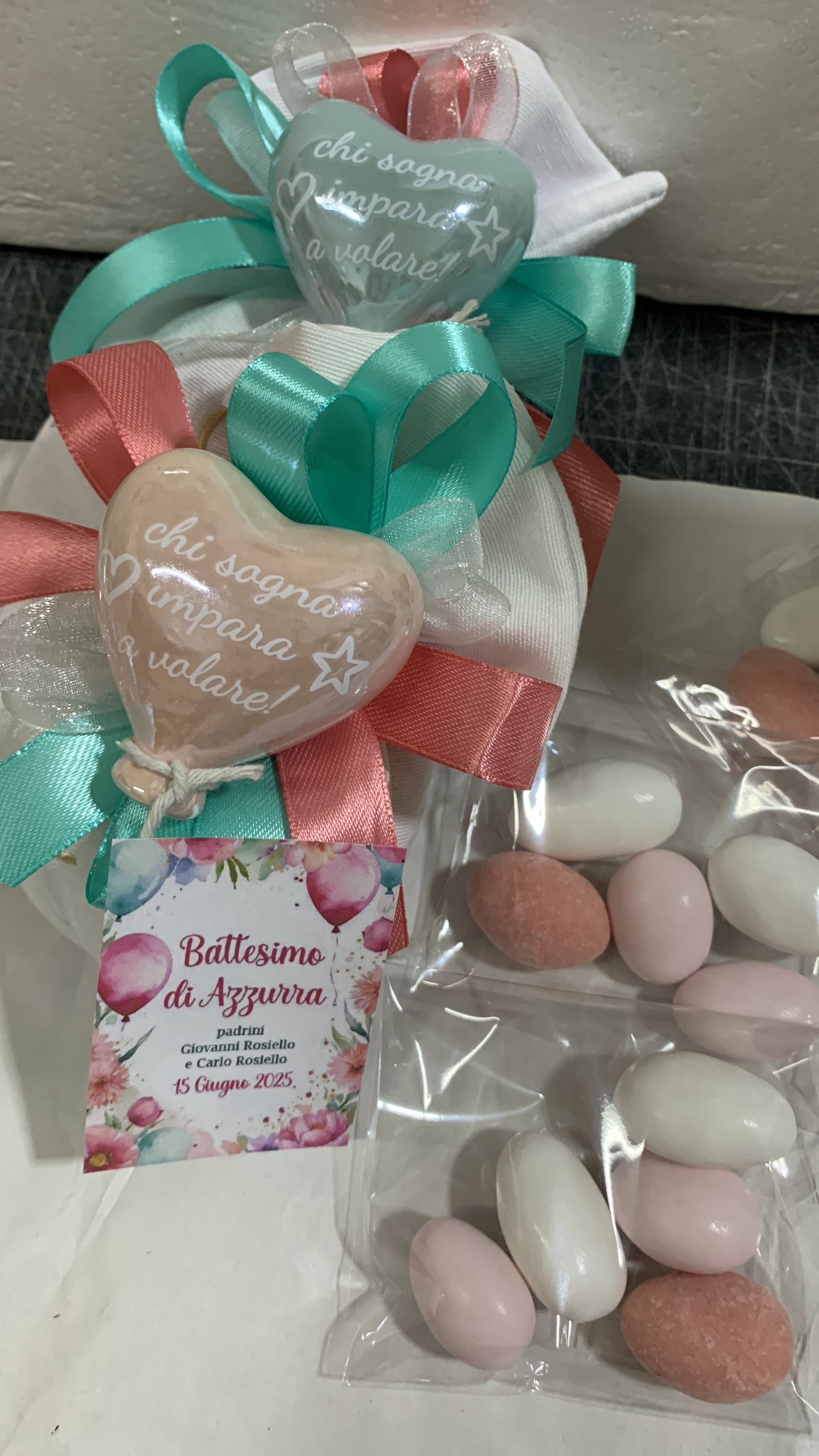cuore magnete confezionato su sacchetto con confetti
