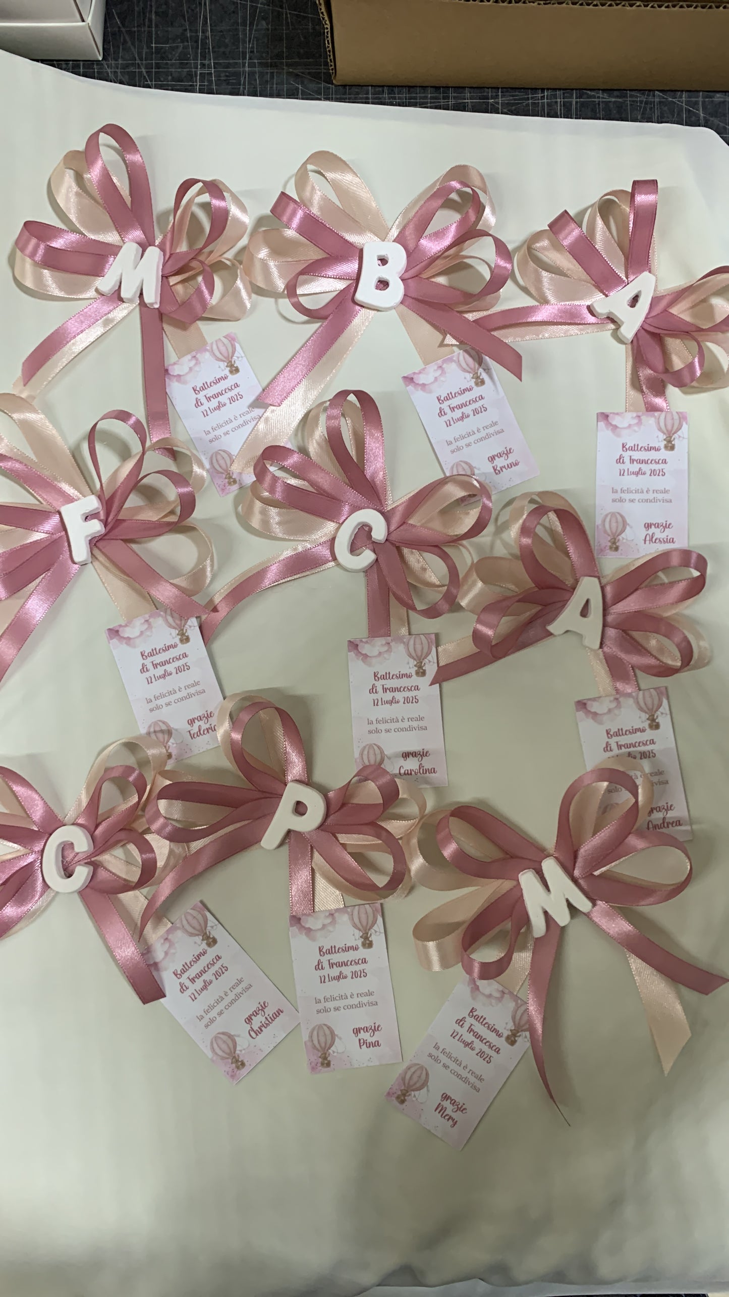 Segnaposto iniziale in gessetto con biglietto personalizzato