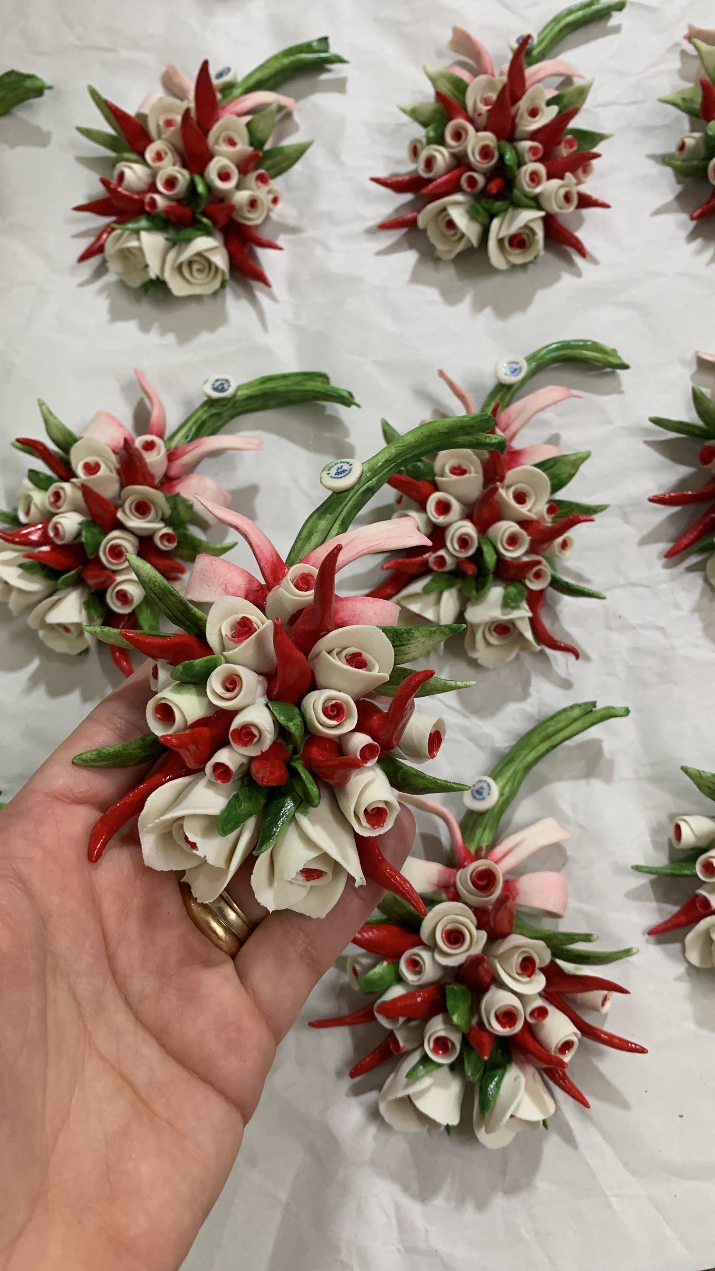 Cornucopia bouquet classico Capodimonte con rose e peperoncini