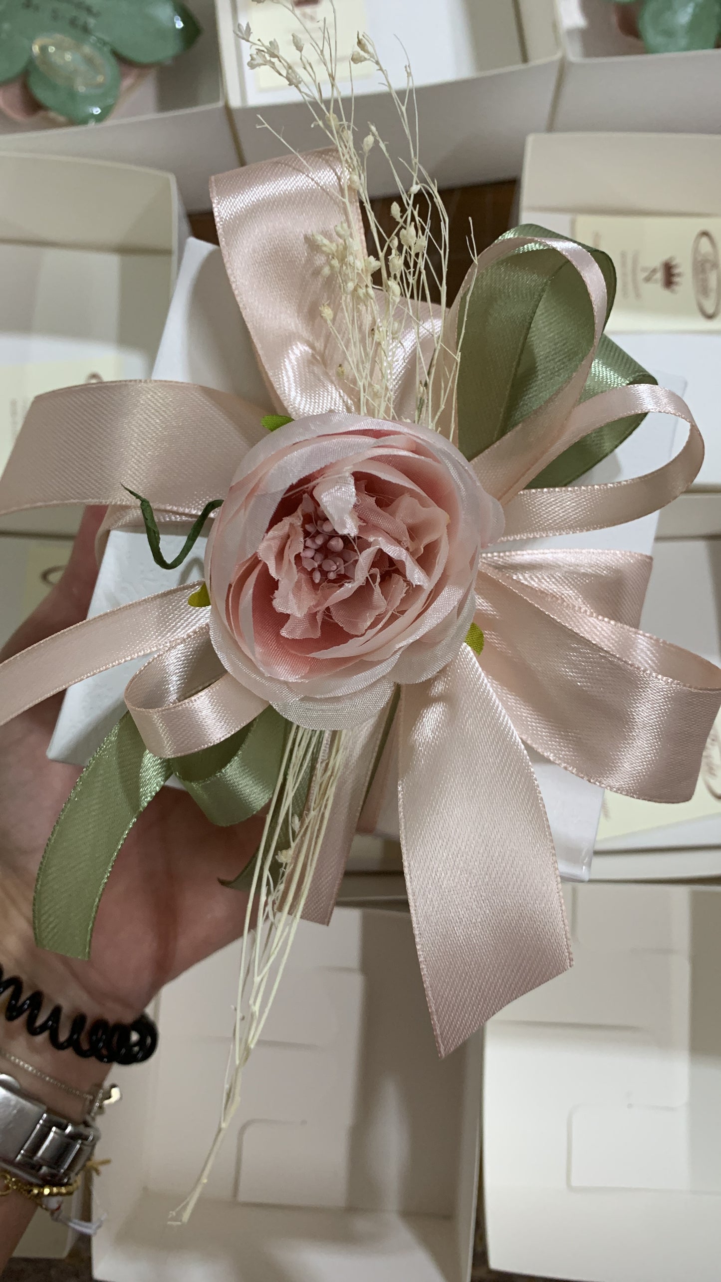 Cespuglio diametro 9cm con tre rose in porcellana colorata