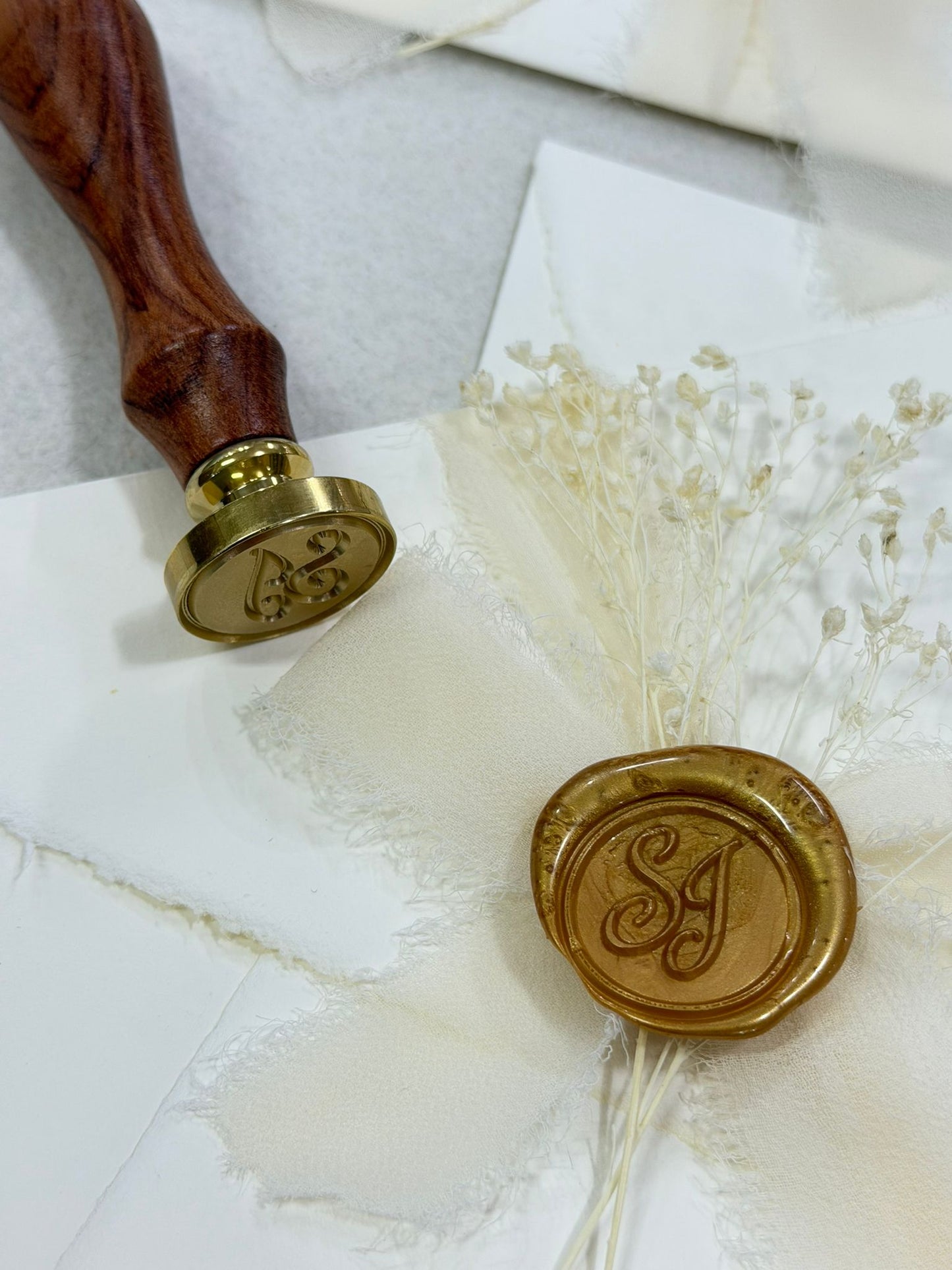Partecipazione carta Amalfi con sigillo nebbiolina e nastro di chiffon