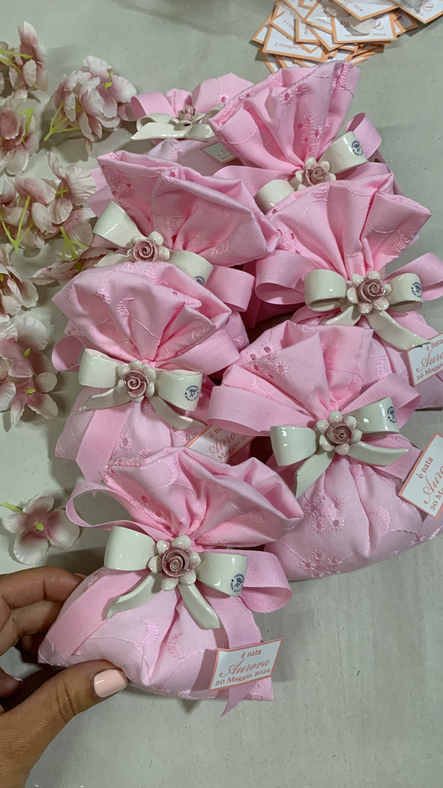 Fiocchetto in ceramica con rosa confezionato