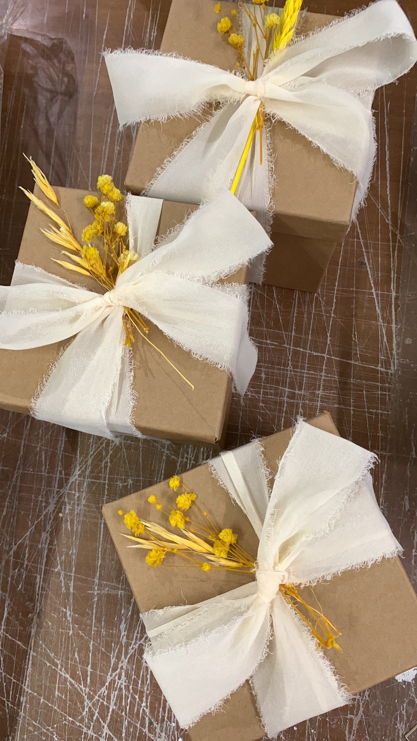 Candela in cera di soia finemente confezionata rustica con fiori secchi