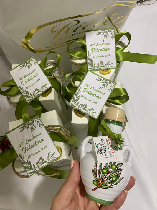 Olio speziato in bottiglia di ceramica confezionato