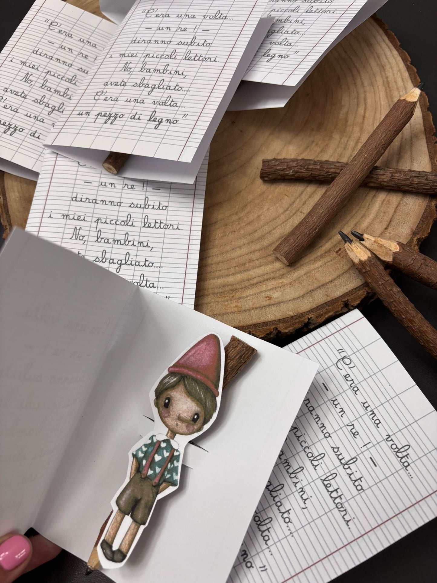 Cadeau Pinocchio con matita tronco di legno