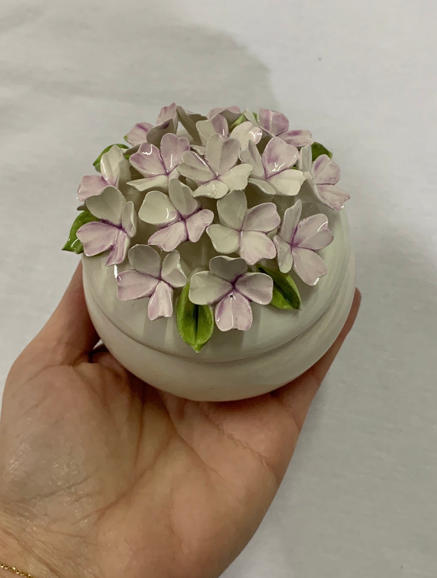 Cofanetto ceramica 8cm con ortensie in ceramica di Capodimonte