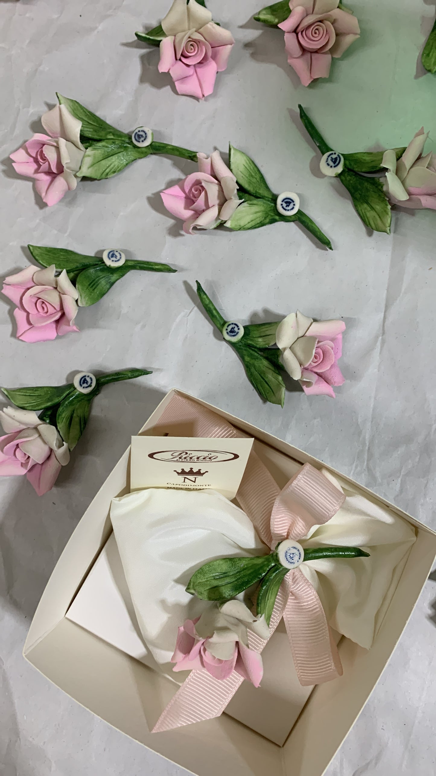 Piccolo tralcio di rosa in porcellana di Capodimonte