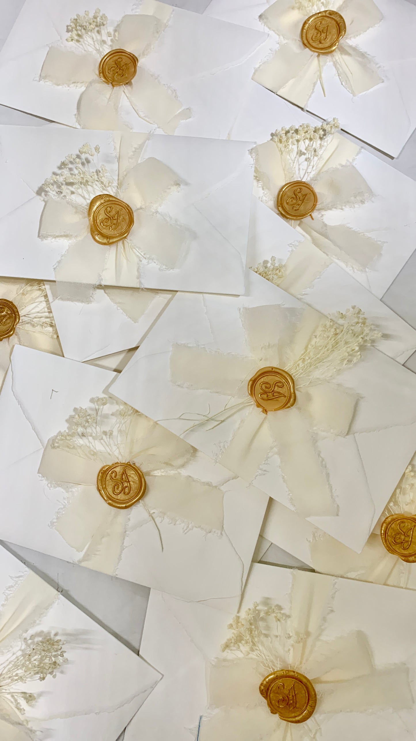 Partecipazione carta Amalfi con sigillo nebbiolina e nastro di chiffon